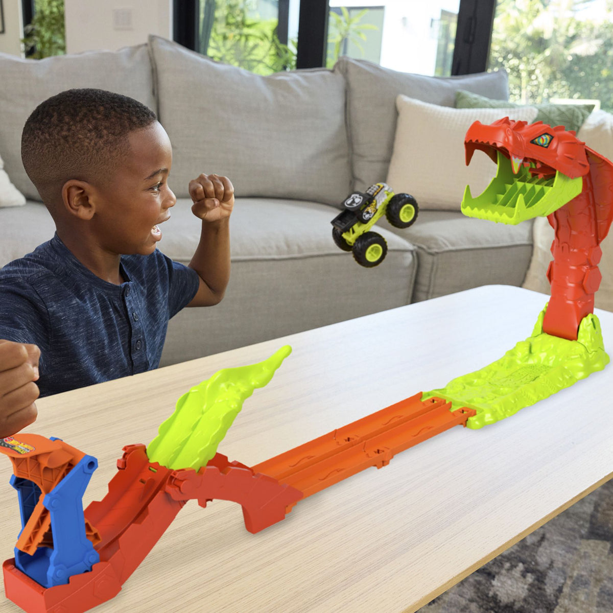 HOT WHEELS® Monster Trucks SNAKE SLAM TAKEDOWN¿ Playset JJN44