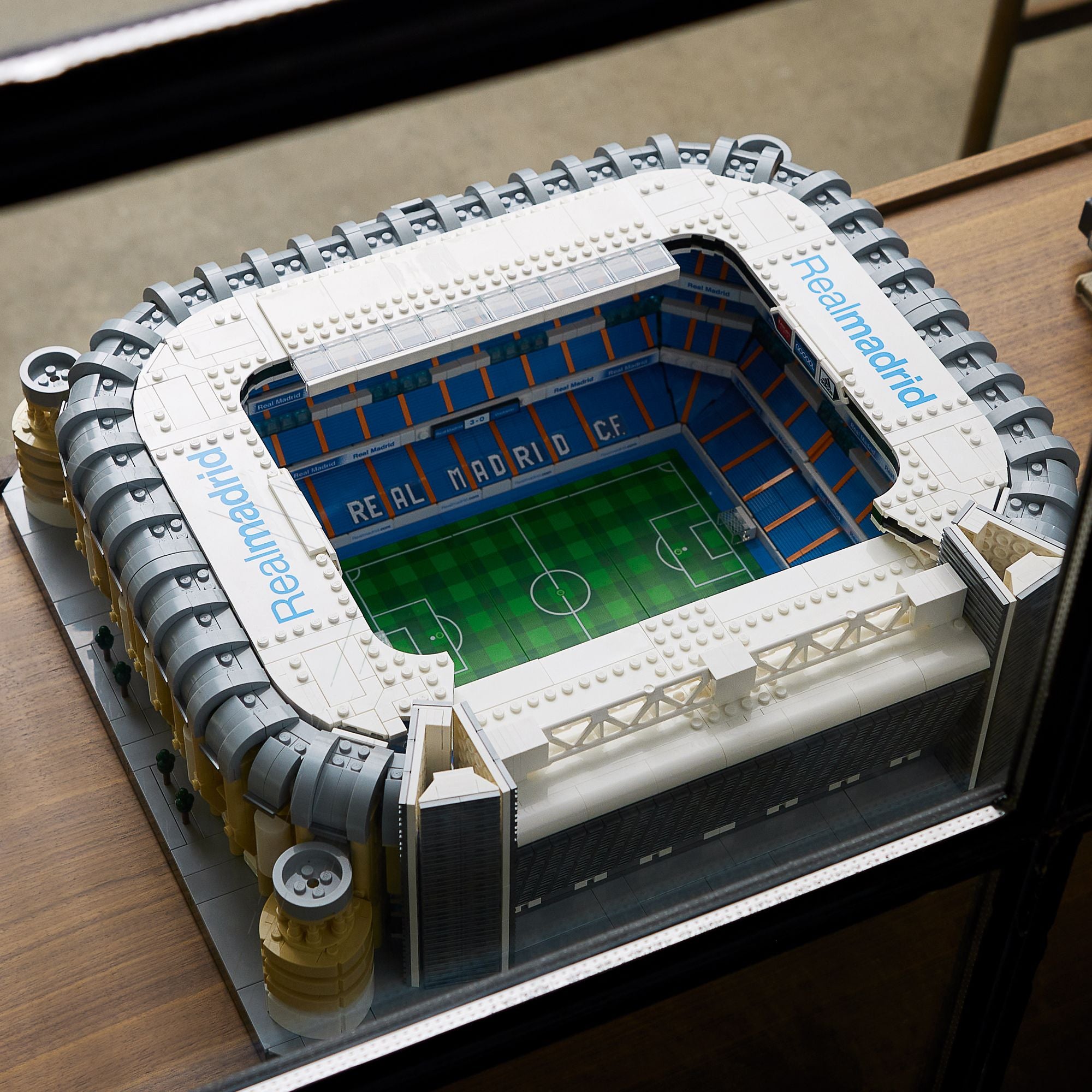 LEGO Icons Real Madrid Santiago Bernabéu Stadium 10299
