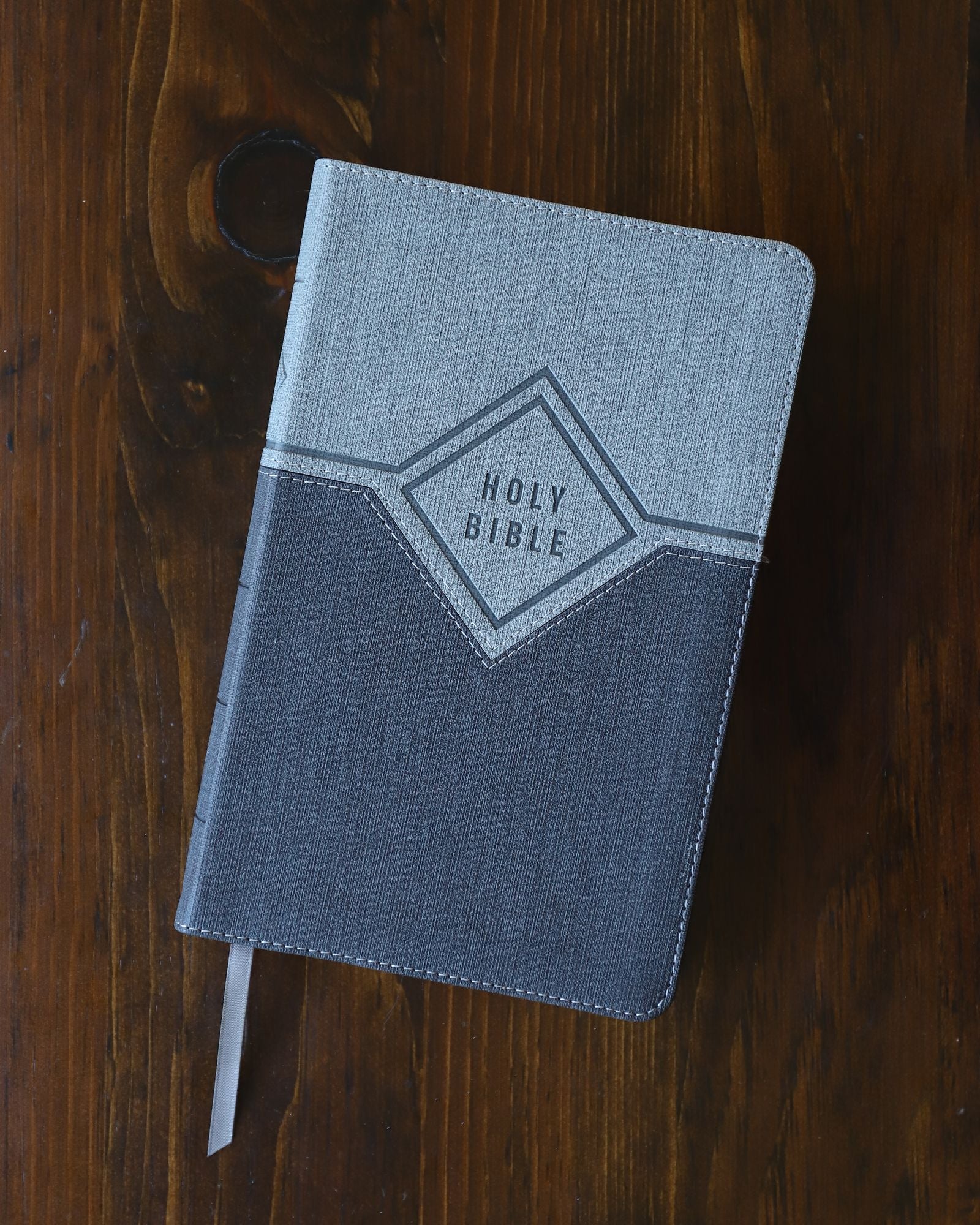 NIV, Premium Gift Bible, Leathersoft, Black/Gray, Red Letter, Comfort Print: The Perfect Bible for Any Gift-Giving Occasion