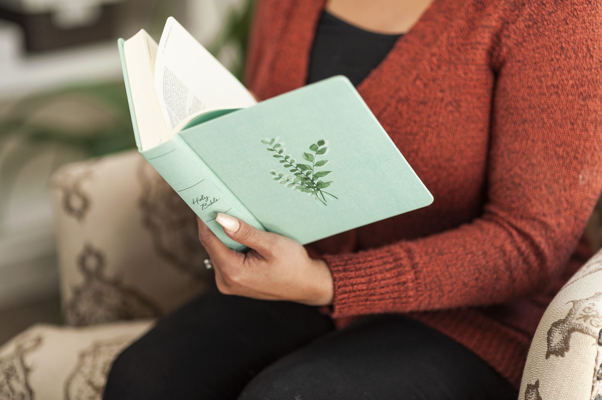 NIV, Journal the Word Bible (Perfect for Note-Taking), Double-Column, Cloth over Board, Teal, Red Letter, Comfort Print: Reflect, Take Notes, or Create Art Next to Your Favorite Verses