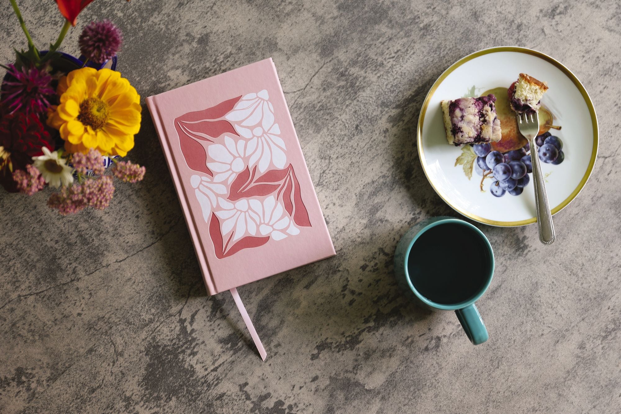 NIV, The Busy Mom's Bible, Leathersoft over Board, Pink, Red Letter, Comfort Print: Daily Inspiration Even If You Only Have One Minute