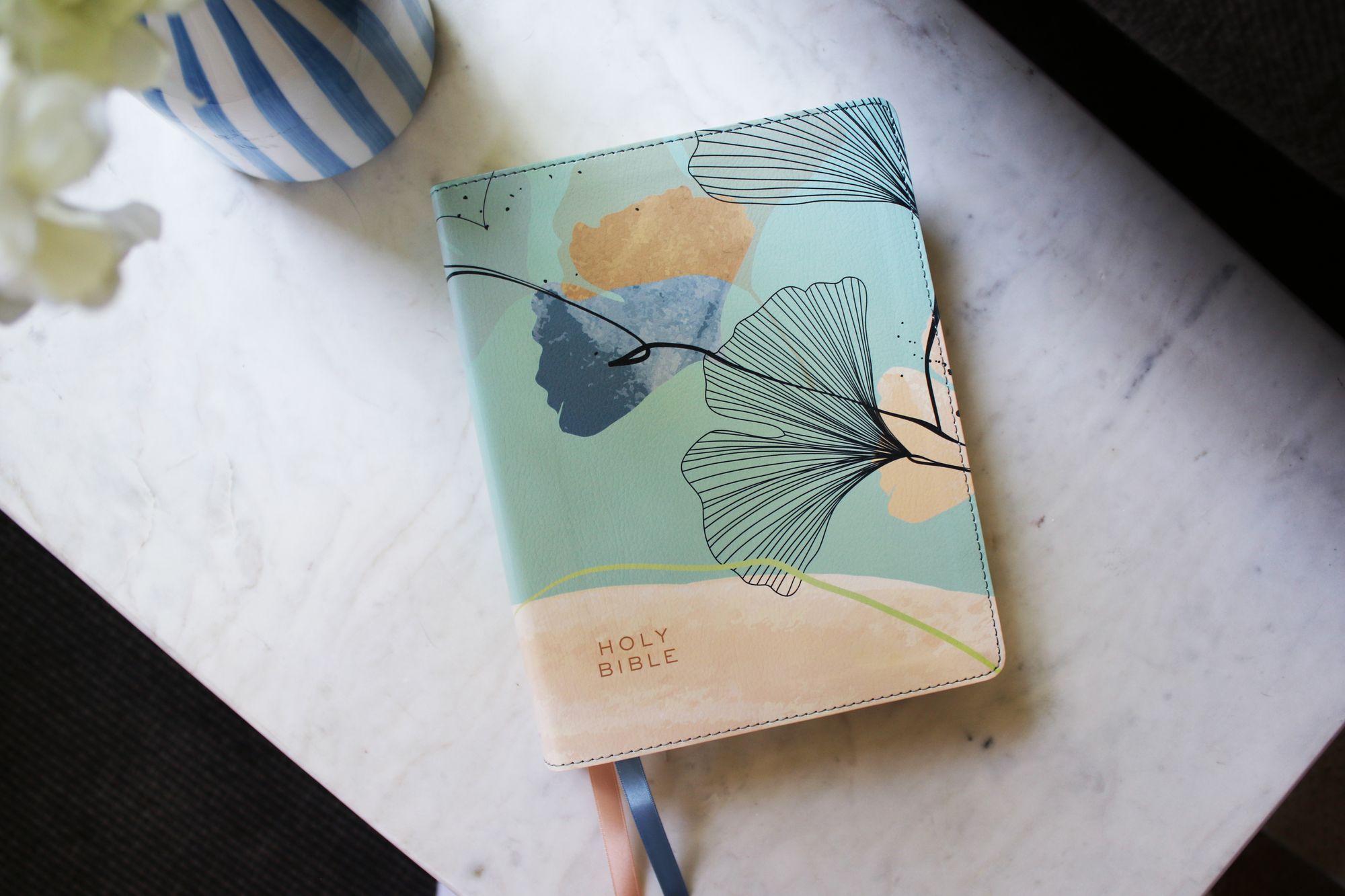 NIV, Journal the Word Bible (Perfect for Note-Taking), Leathersoft, Teal/Floral, Red Letter, Comfort Print: Reflect, Take Notes, or Create Art Next to Your Favorite Verses