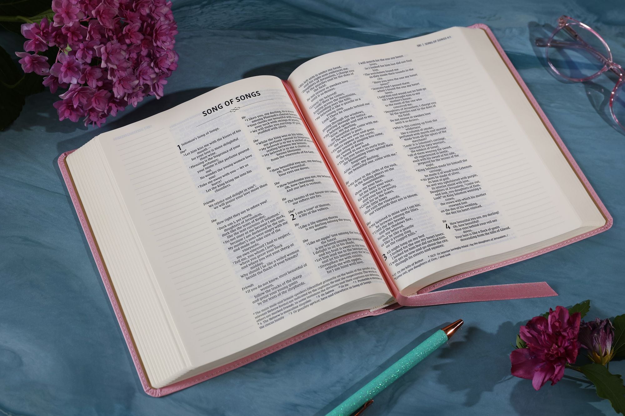 NIV, Journal the Word Bible (Perfect for Note-Taking), Double-Column, Leathersoft, Pink, Red Letter, Comfort Print: Reflect, Take Notes, or Create Art Next to Your Favorite Verses