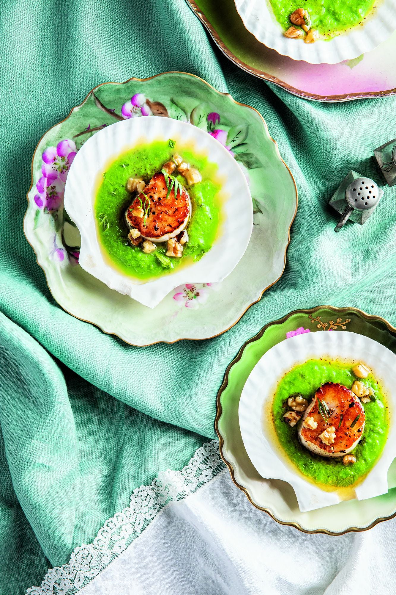 The Official Bridgerton Guide to Entertaining: How to Cook, Host, and Toast Like a Member of the Ton: A Cookbook