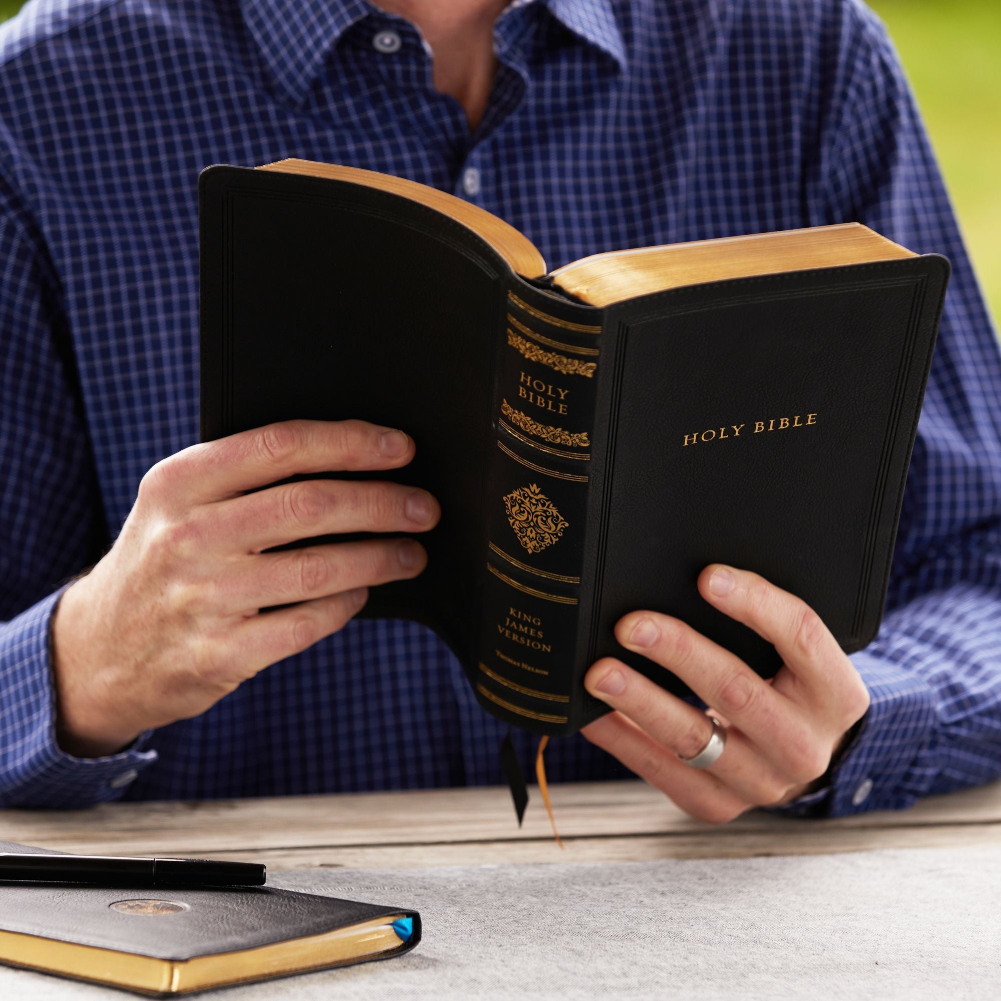 KJV, Personal Size Reference Bible, Sovereign Collection, Leathersoft, Black, Red Letter, Comfort Print: Holy Bible, King James Version