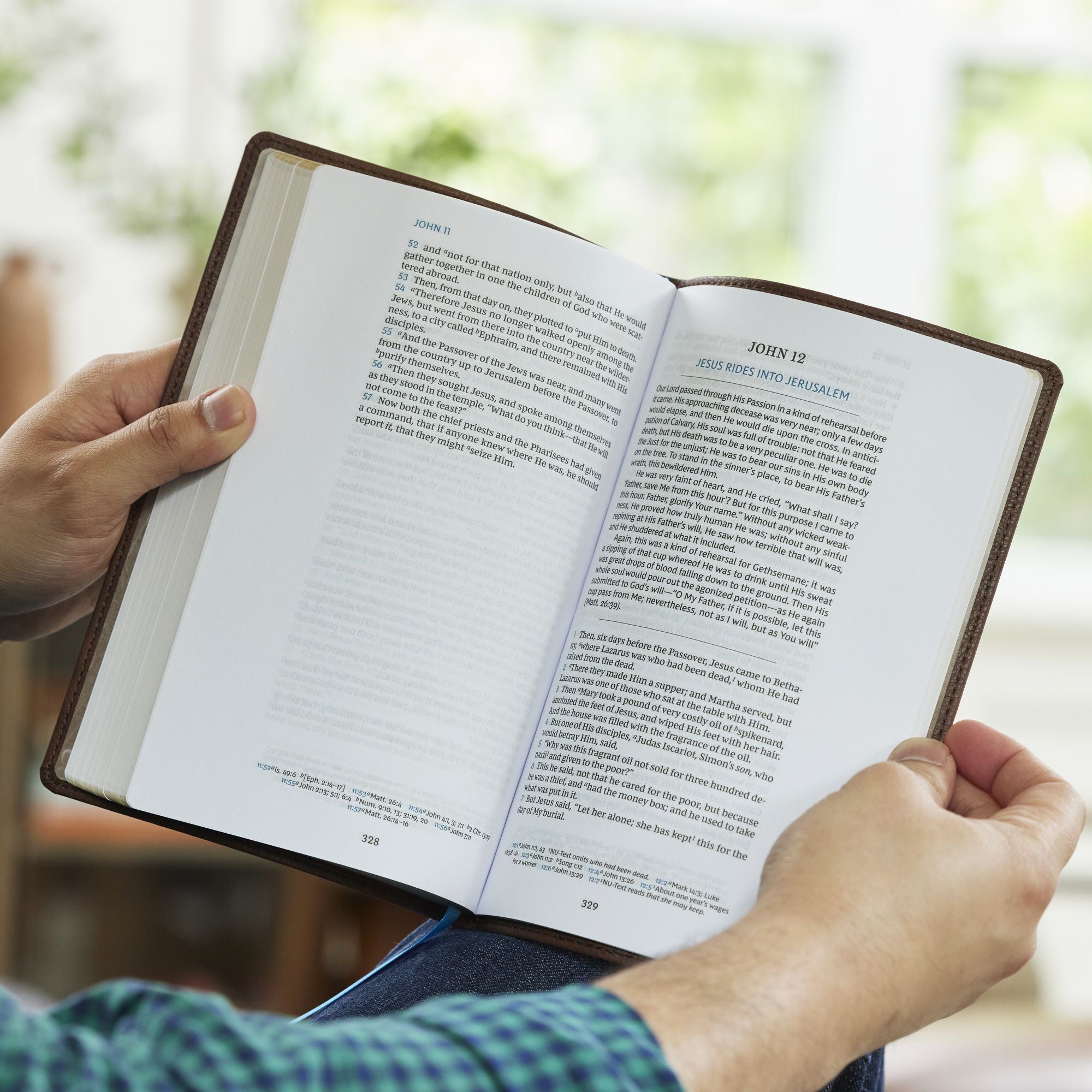 Spurgeon and the Gospels: The Gospels with Devotions from Charles Spurgeon (NKJV, Brown Leathersoft, Comfort Print)