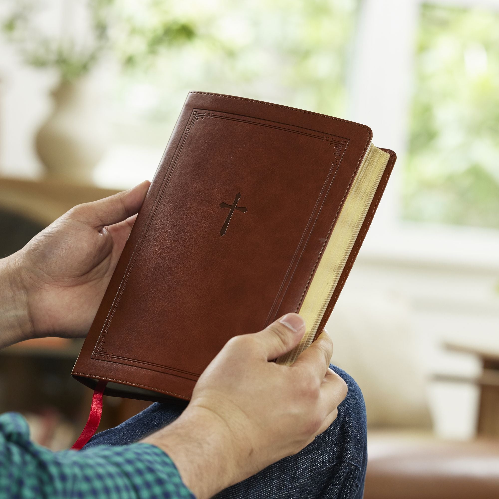 NKJV Giant Print End-of-Verse Reference Bible, Brown Leathersoft, Red Letter, Comfort Print: Holy Bible - Great for Father's Day