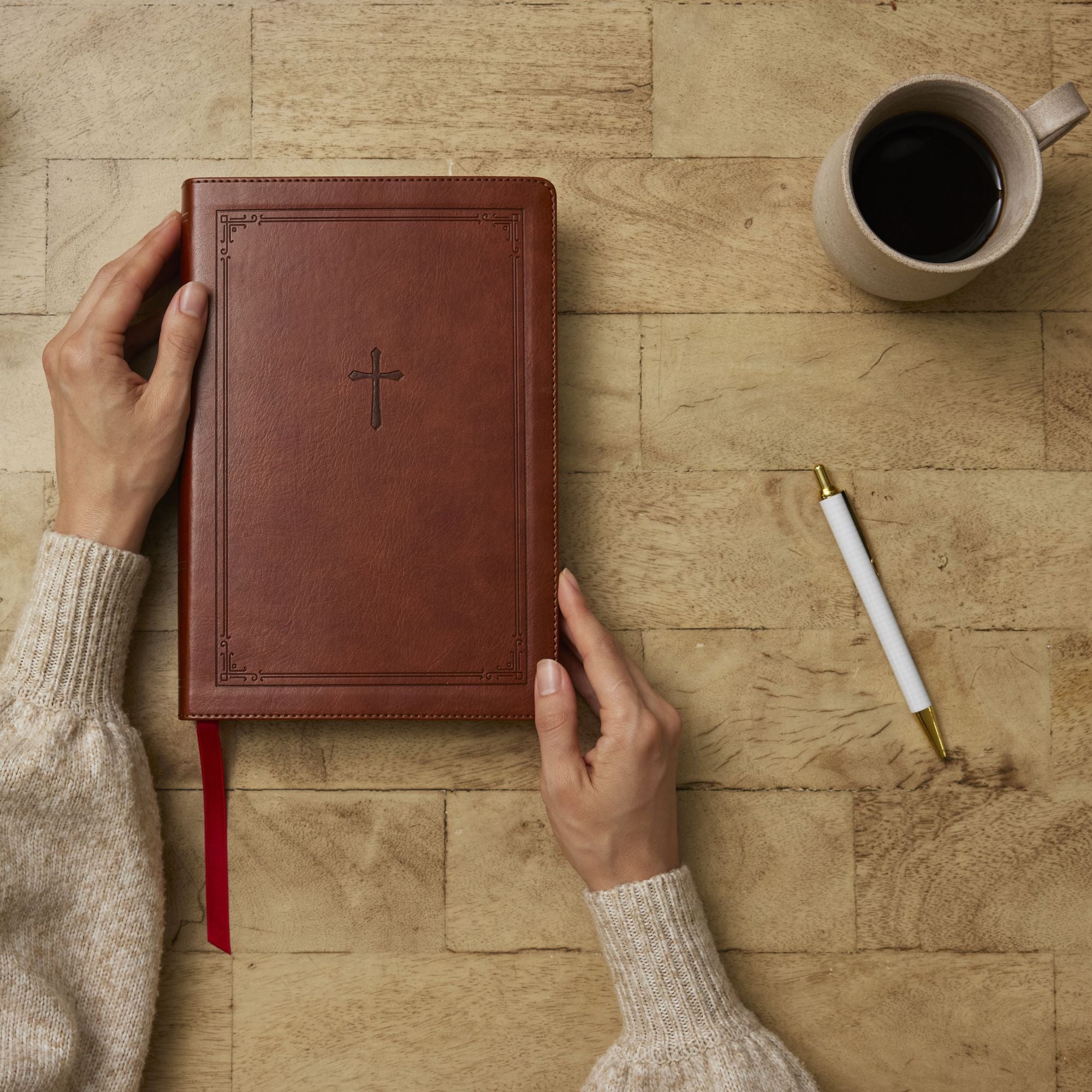 NKJV Giant Print End-of-Verse Reference Bible, Brown Leathersoft, Red Letter, Comfort Print: Holy Bible - Great for Father's Day