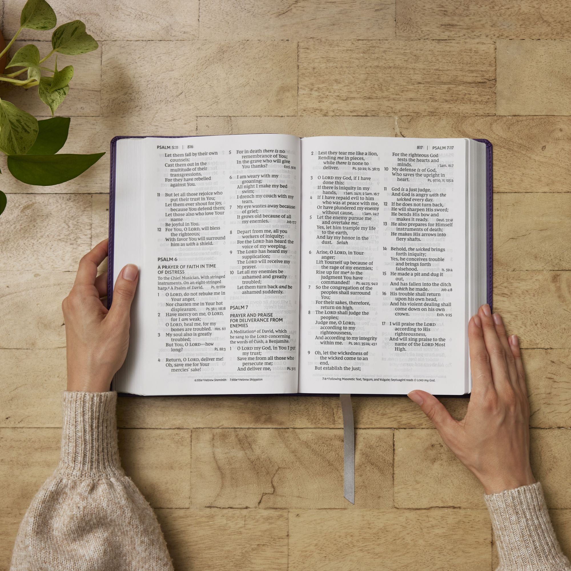 NKJV Giant Print End-of-Verse Reference Bible, Purple Leathersoft, Red Letter, Comfort Print: Holy Bible