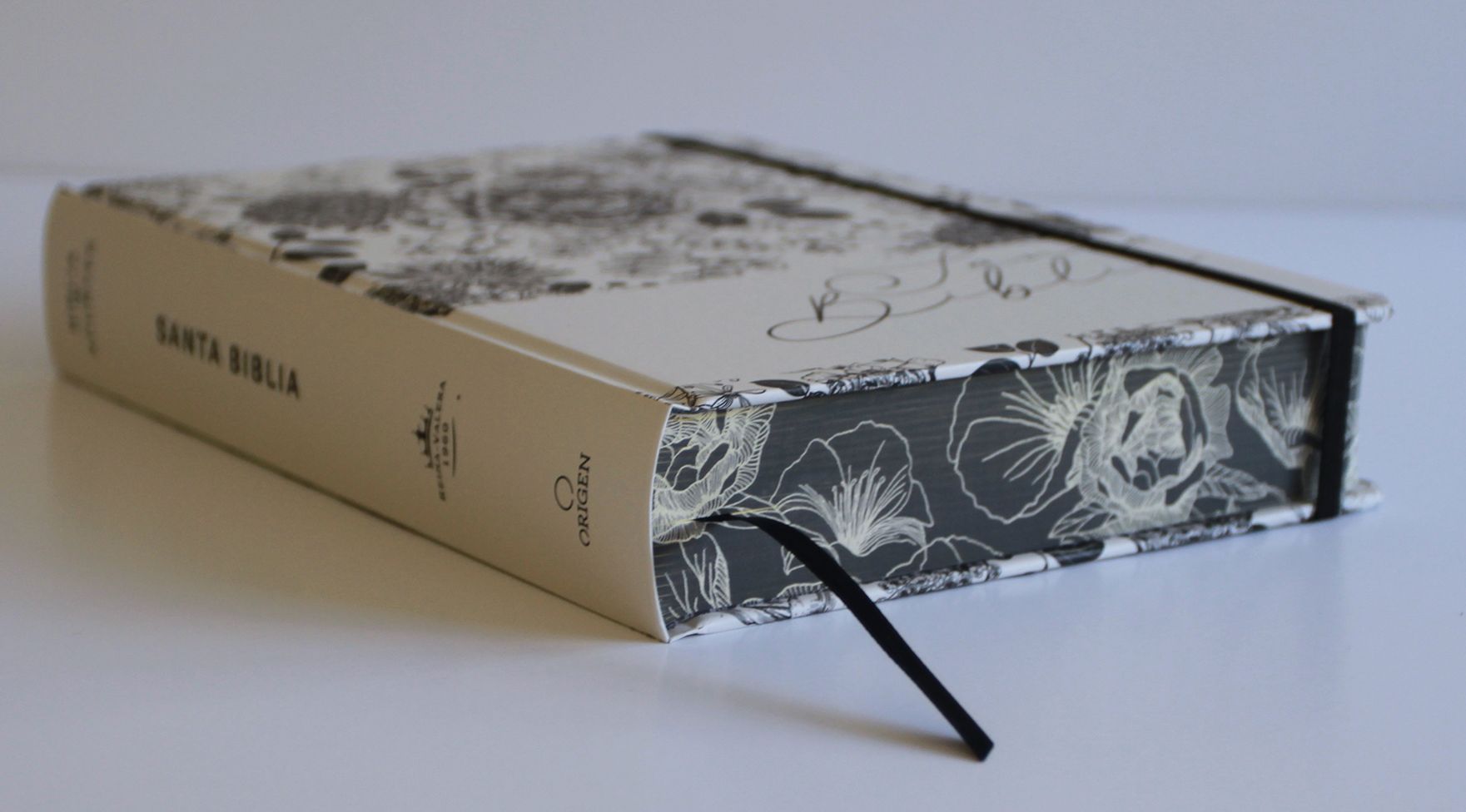 Biblia de Apuntes RVR 1960 Tapa dura, Blanco y negro con flores (Edición cantos pintados) / Spanish Journalling Bible RVR 1960 HC Black and White with Flowers
