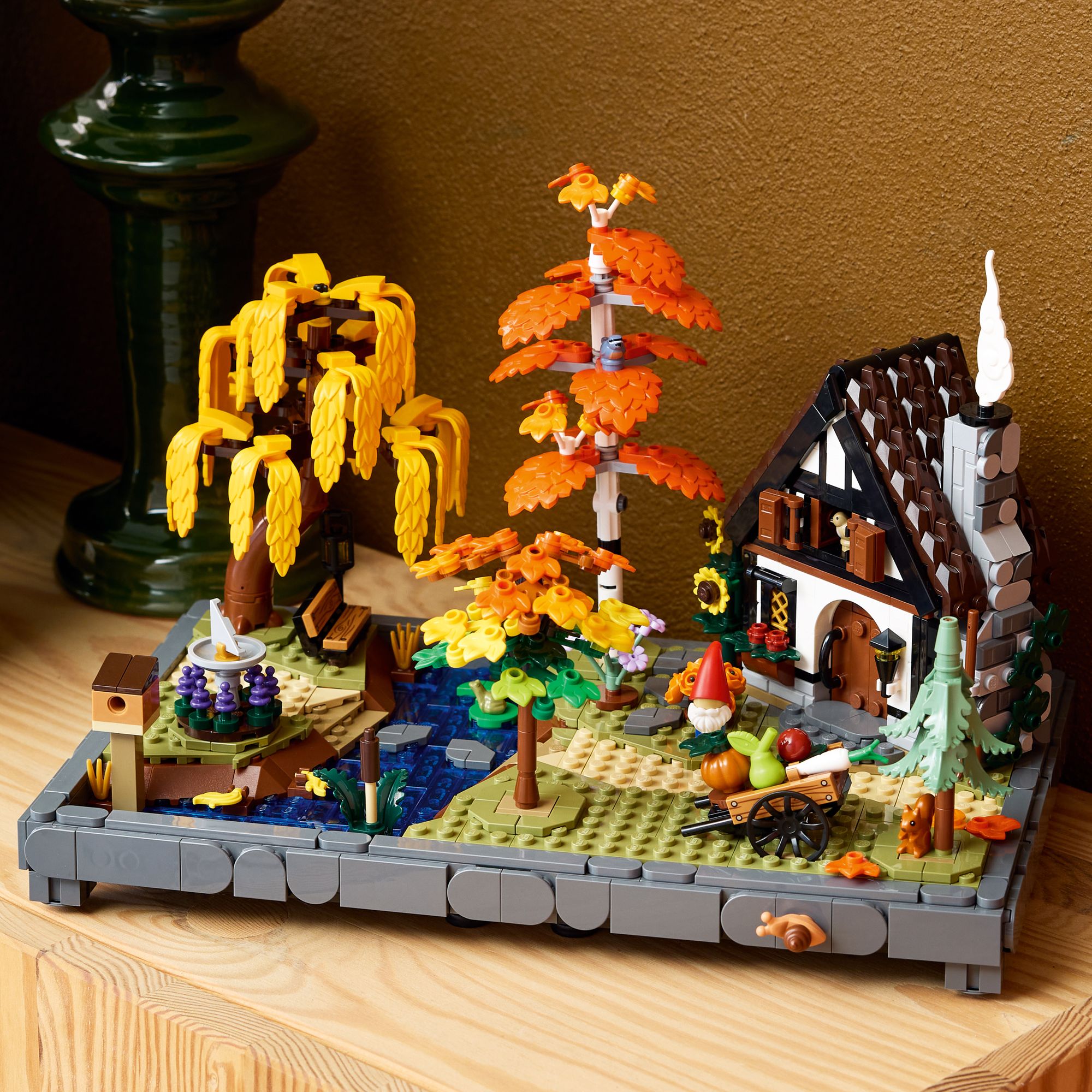 LEGO Icons Autumn Cottage Garden 11372