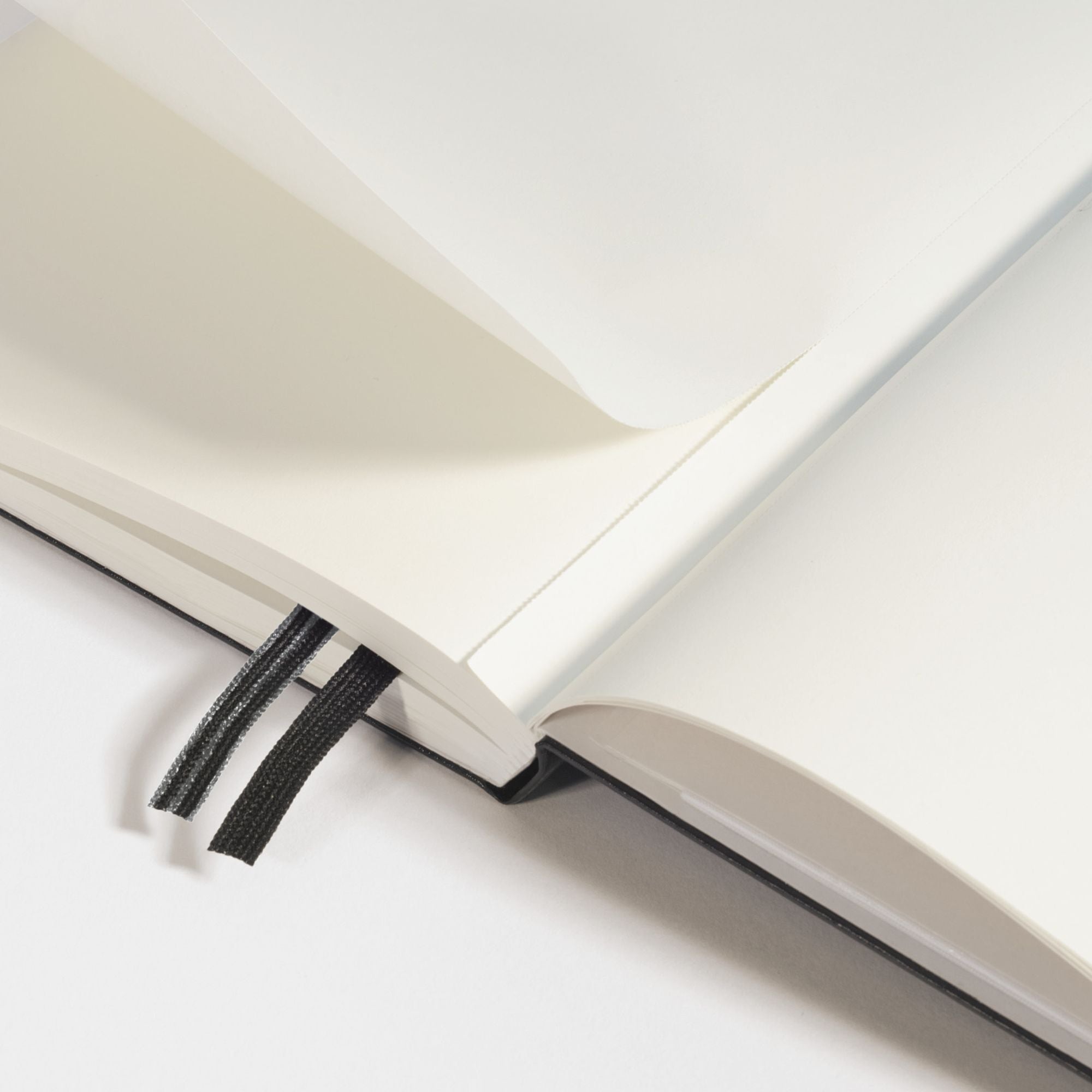Black, Master Slim (A4+), 123 p., ruled