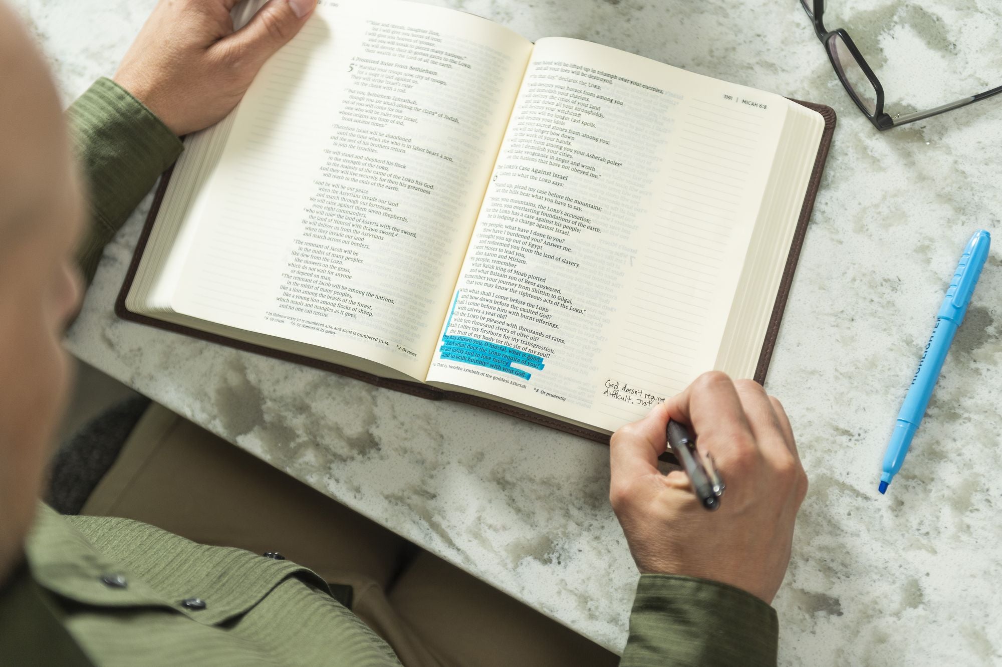 NIV, Journal the Word Bible (Perfect for Note-Taking), Leathersoft, Brown, Red Letter, Comfort Print: Reflect, Take Notes, or Create Art Next to Your Favorite Verses