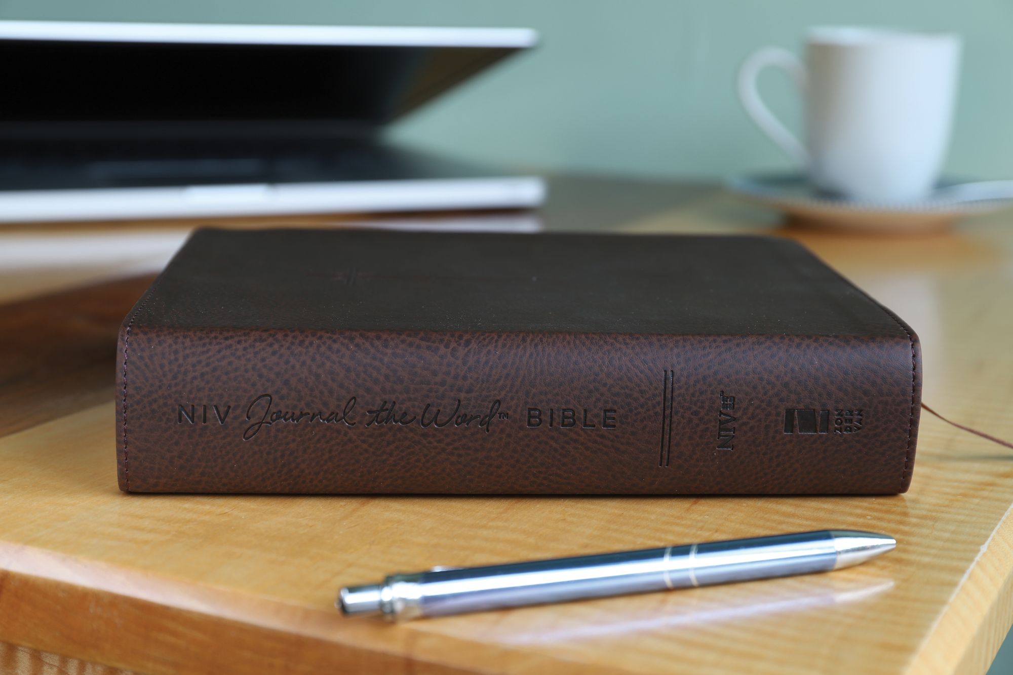 NIV, Journal the Word Bible (Perfect for Note-Taking), Leathersoft, Brown, Red Letter, Comfort Print: Reflect, Take Notes, or Create Art Next to Your Favorite Verses