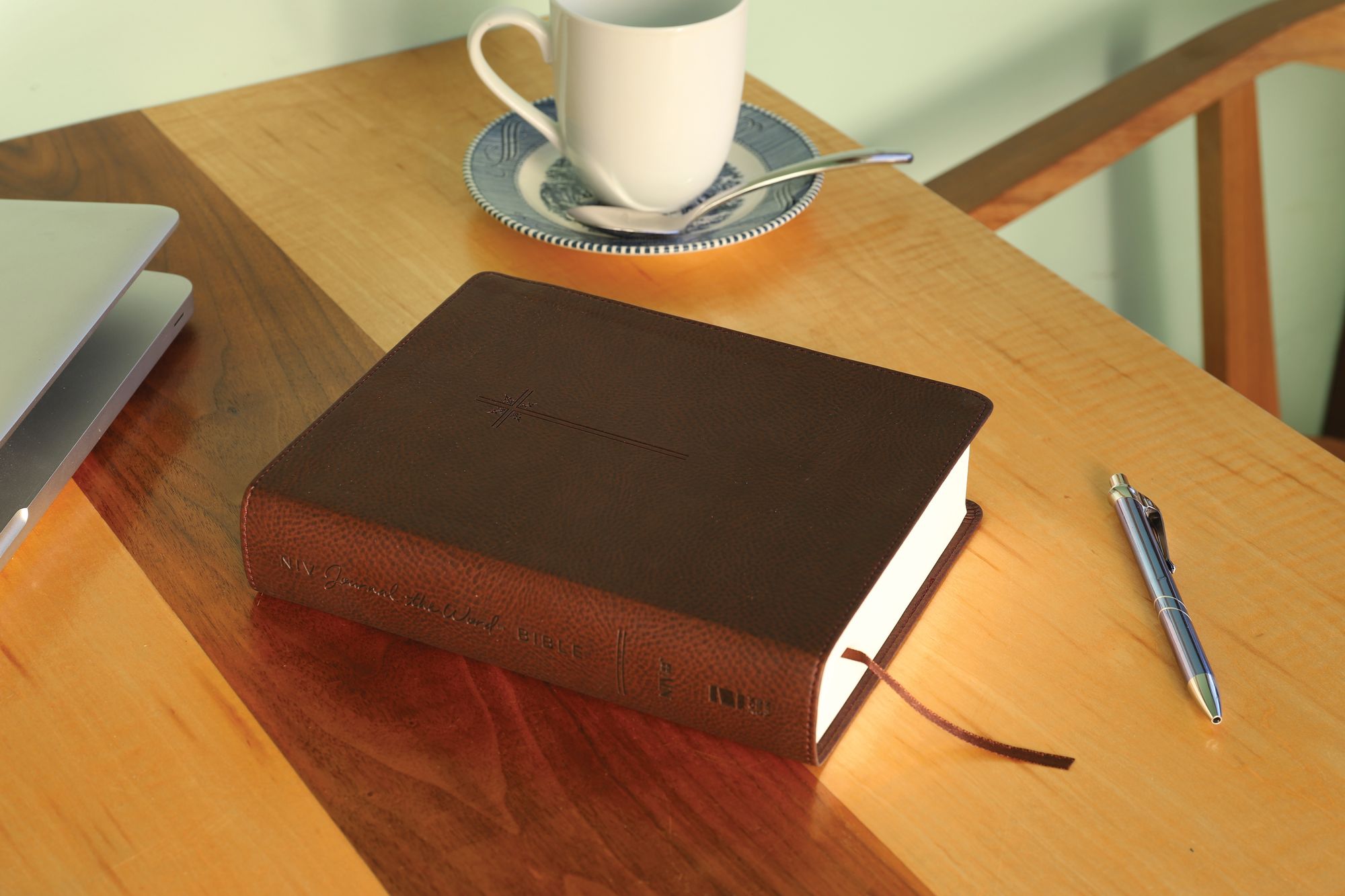 NIV, Journal the Word Bible (Perfect for Note-Taking), Leathersoft, Brown, Red Letter, Comfort Print: Reflect, Take Notes, or Create Art Next to Your Favorite Verses