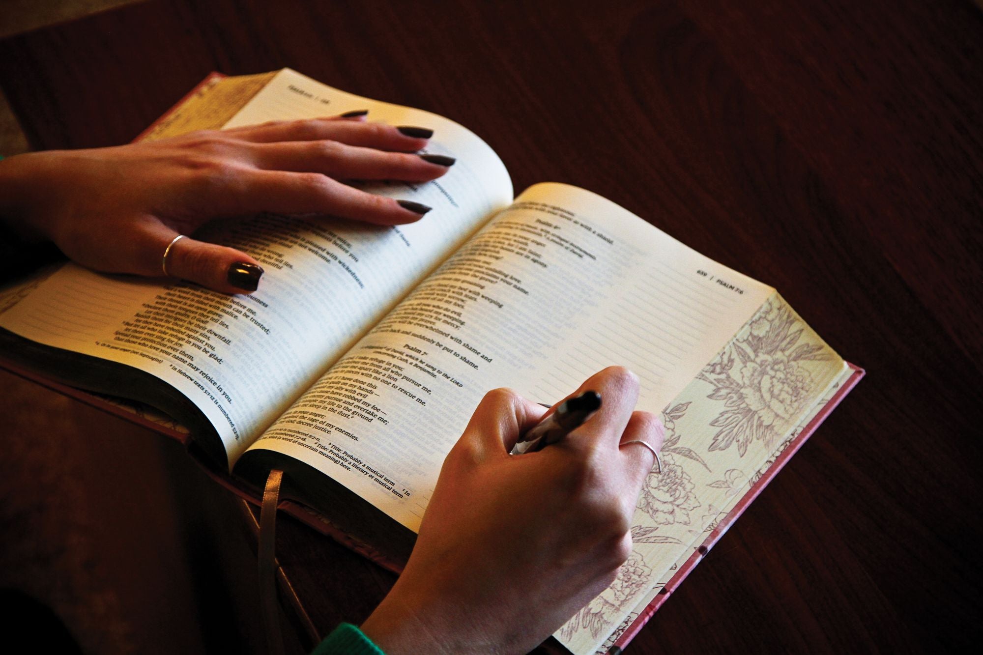 NIV, Artisan Collection Bible, Women's Bible with Journaling Space, Cloth over Board, Pink Floral, Designed Edges under Gilding, Red Letter, Comfort Print