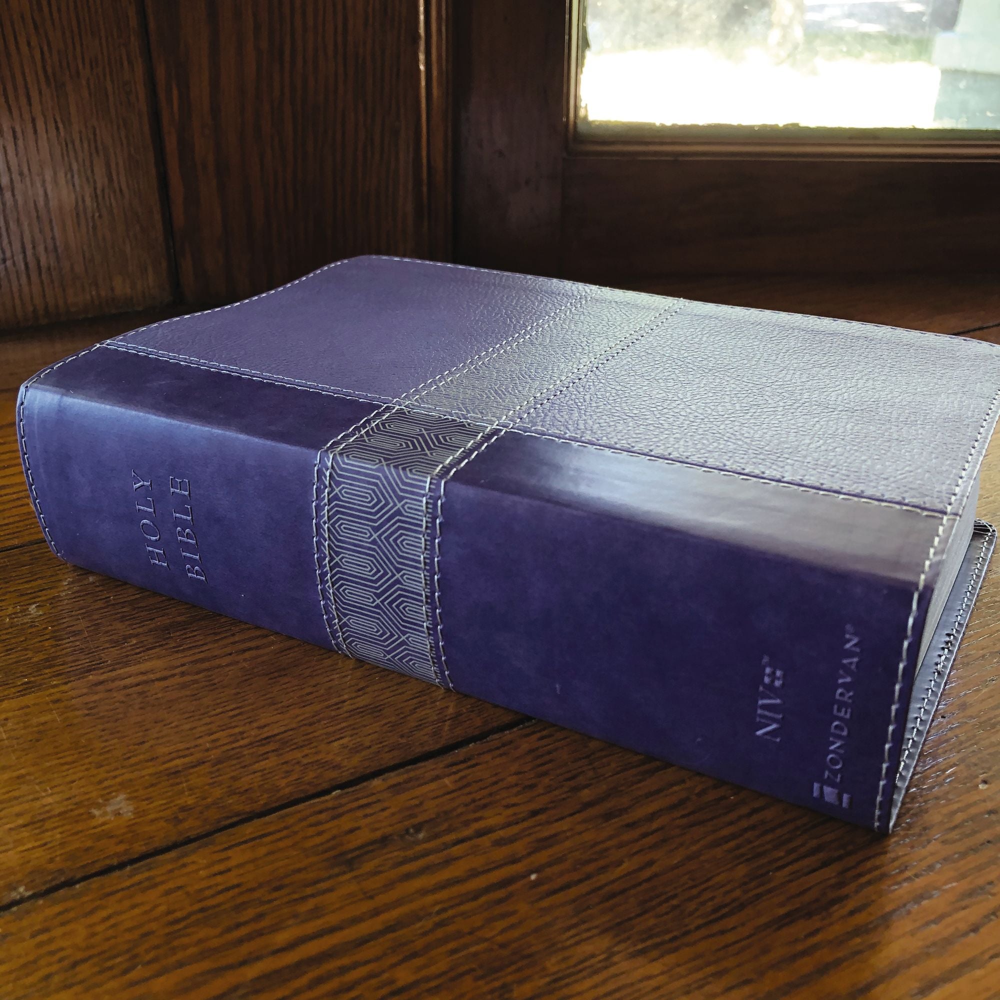 NIV, Giant Print Compact Bible, Leathersoft, Purple, Red Letter, Comfort Print