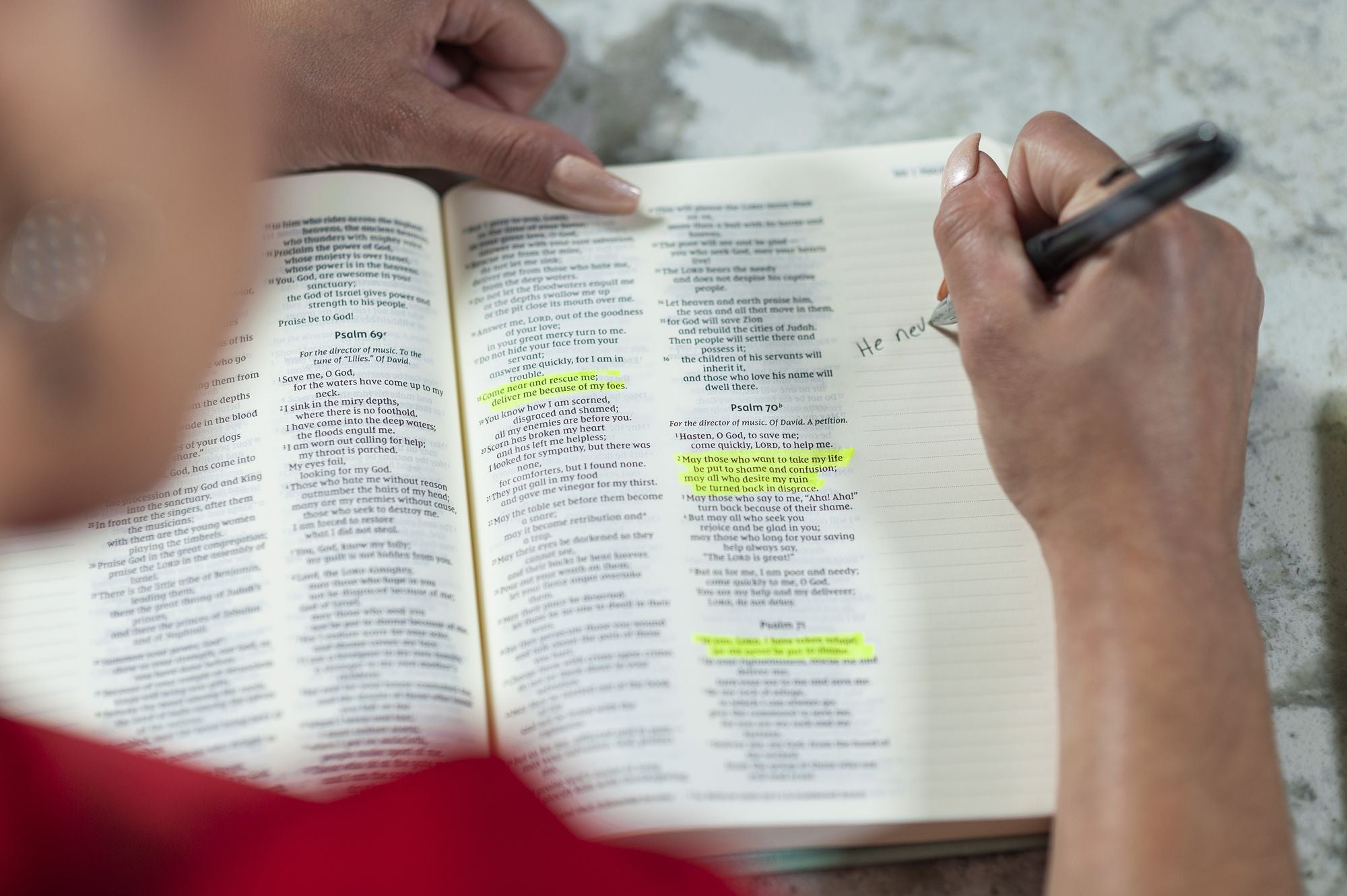 NIV, Journal the Word Bible (Perfect for Note-Taking), Double-Column, Cloth over Board, Teal, Red Letter, Comfort Print: Reflect, Take Notes, or Create Art Next to Your Favorite Verses
