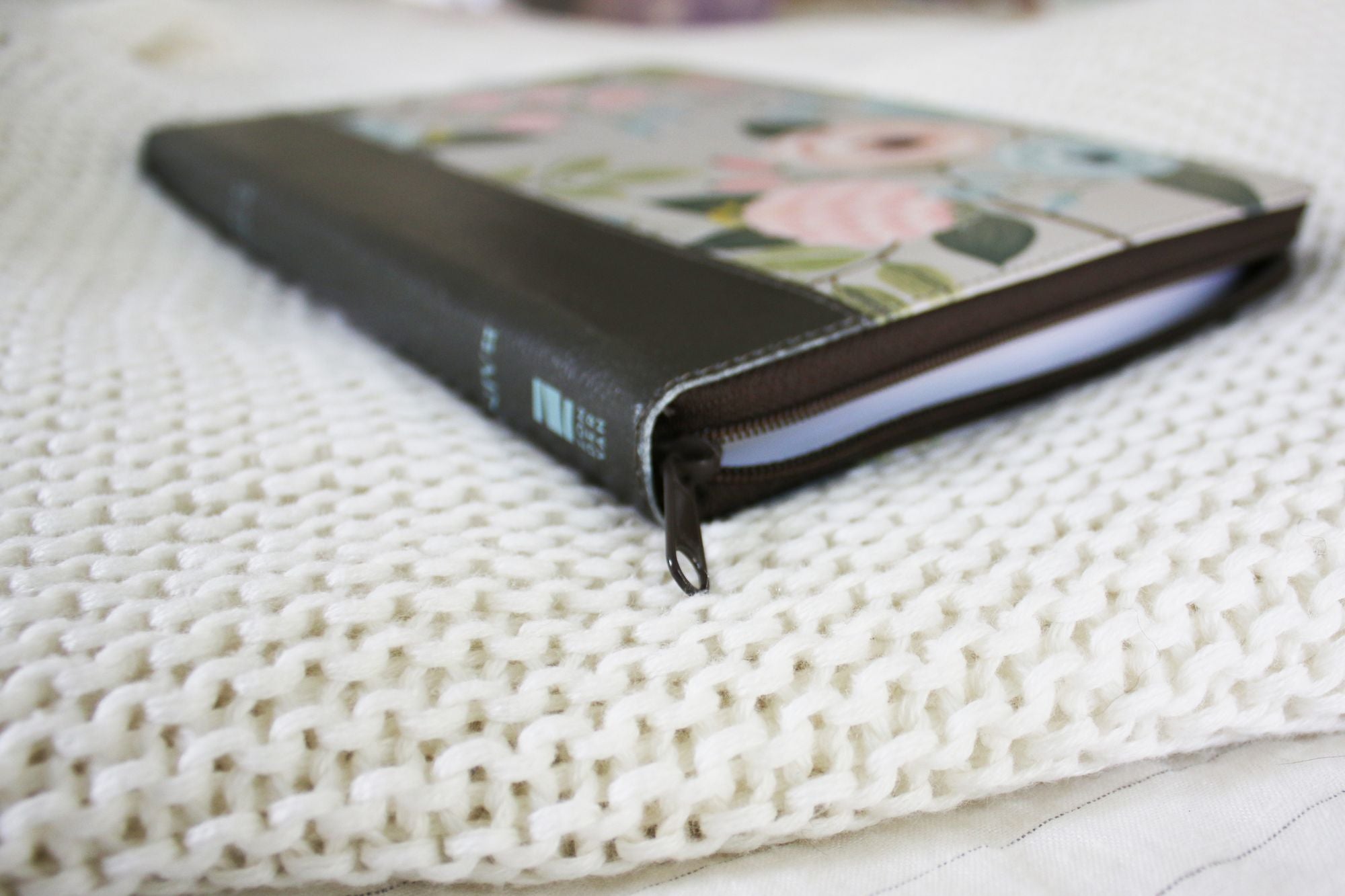 NIV, Thinline Bible, Large Print, Leathersoft, Floral, Zippered, Red Letter, Comfort Print