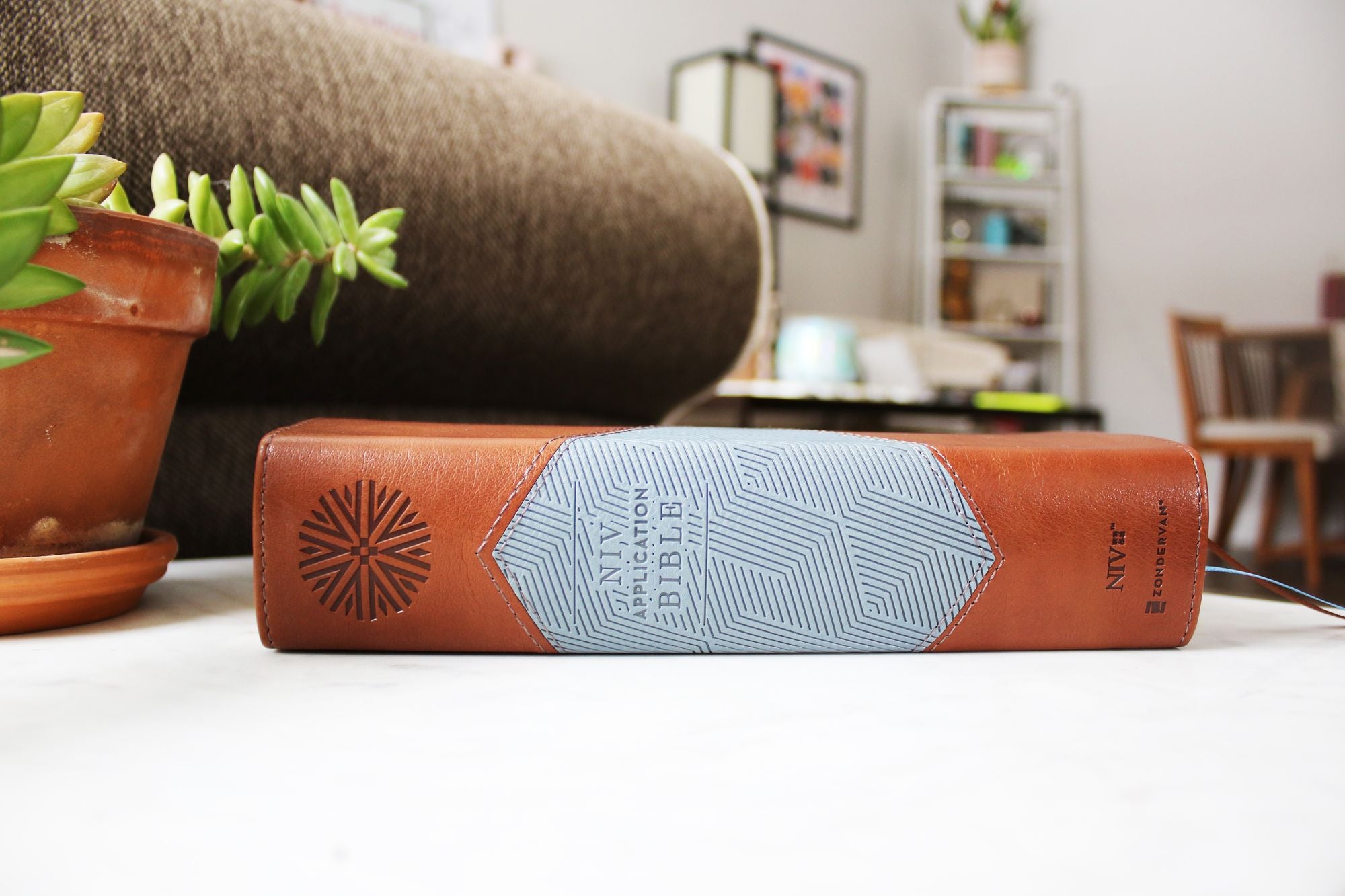 NIV Application Bible, Personal Size, Leathersoft, Brown/Blue, Red Letter, Comfort Print: Bringing the Ancient Message of the Bible into Your World