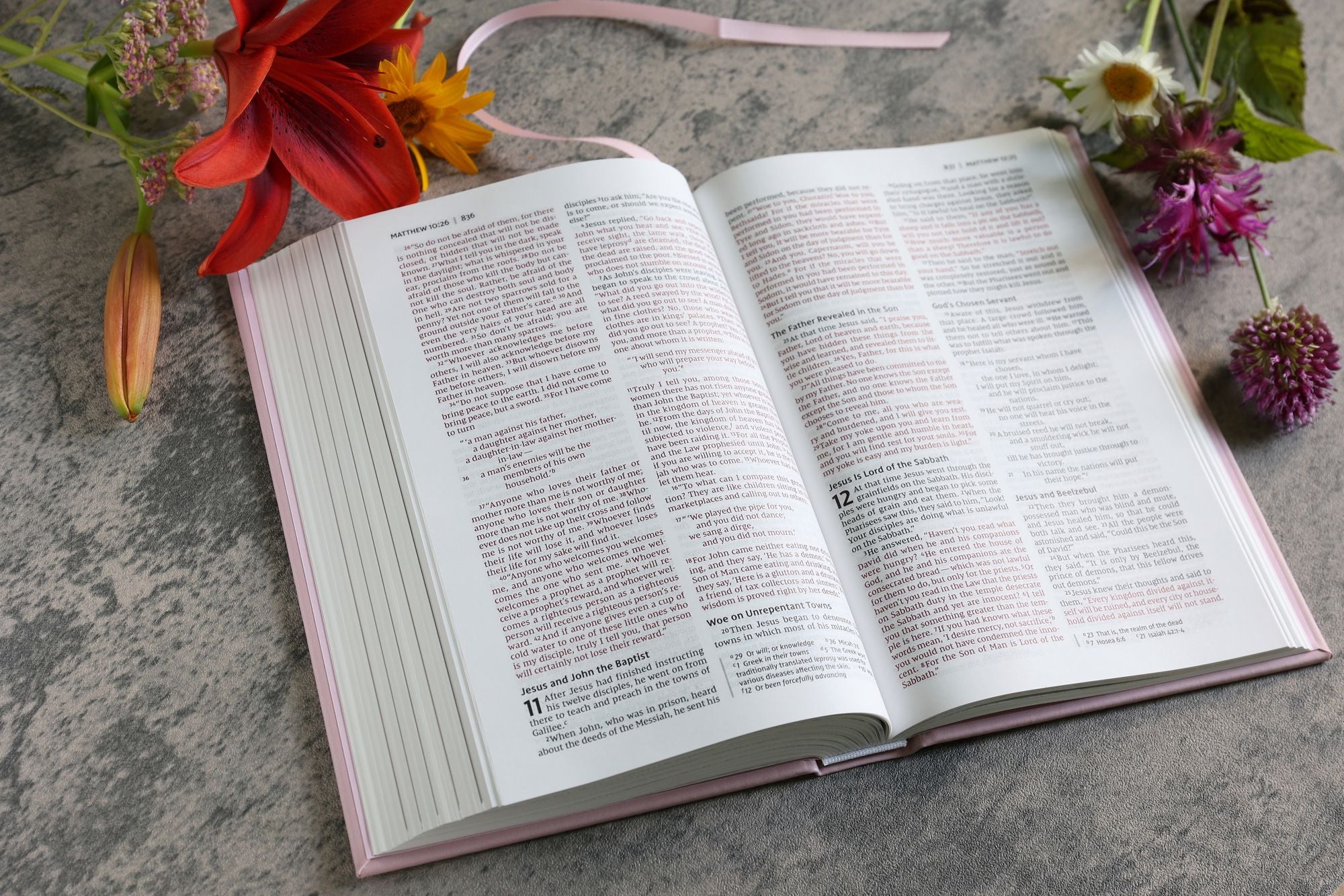 NIV, The Busy Mom's Bible, Leathersoft over Board, Pink, Red Letter, Comfort Print: Daily Inspiration Even If You Only Have One Minute