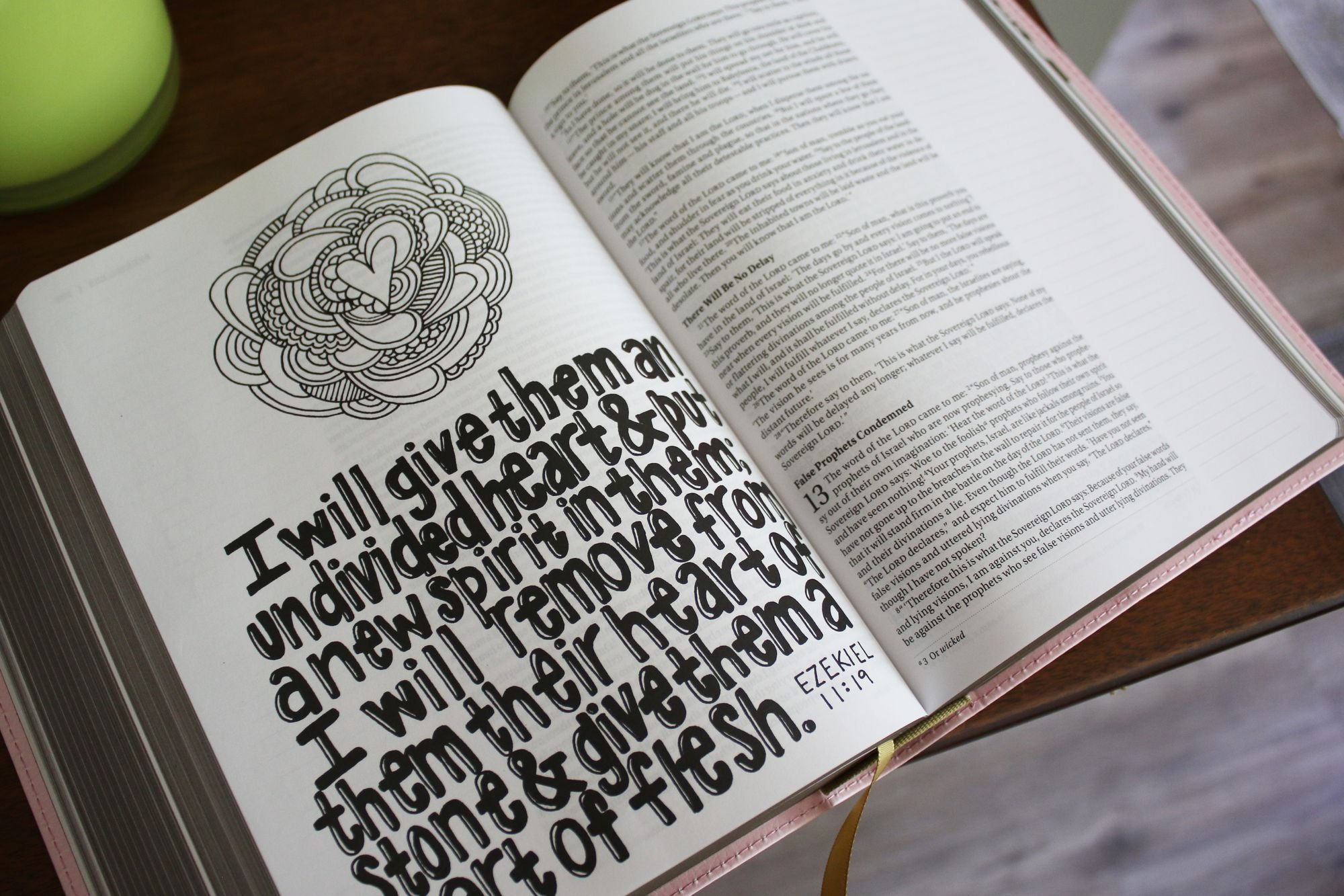 NIV, Beautiful Word Coloring Bible, Leathersoft, Pink: Hundreds of Verses to Color