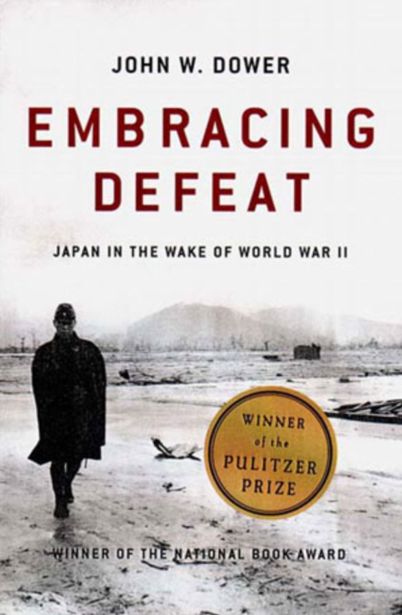 Embracing Defeat: Japan in the Wake of World War II (Pulitzer Prize Winner)