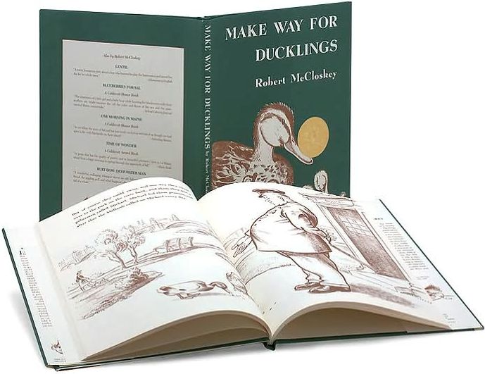 Make Way for Ducklings (Caldecott Medal Winner)
