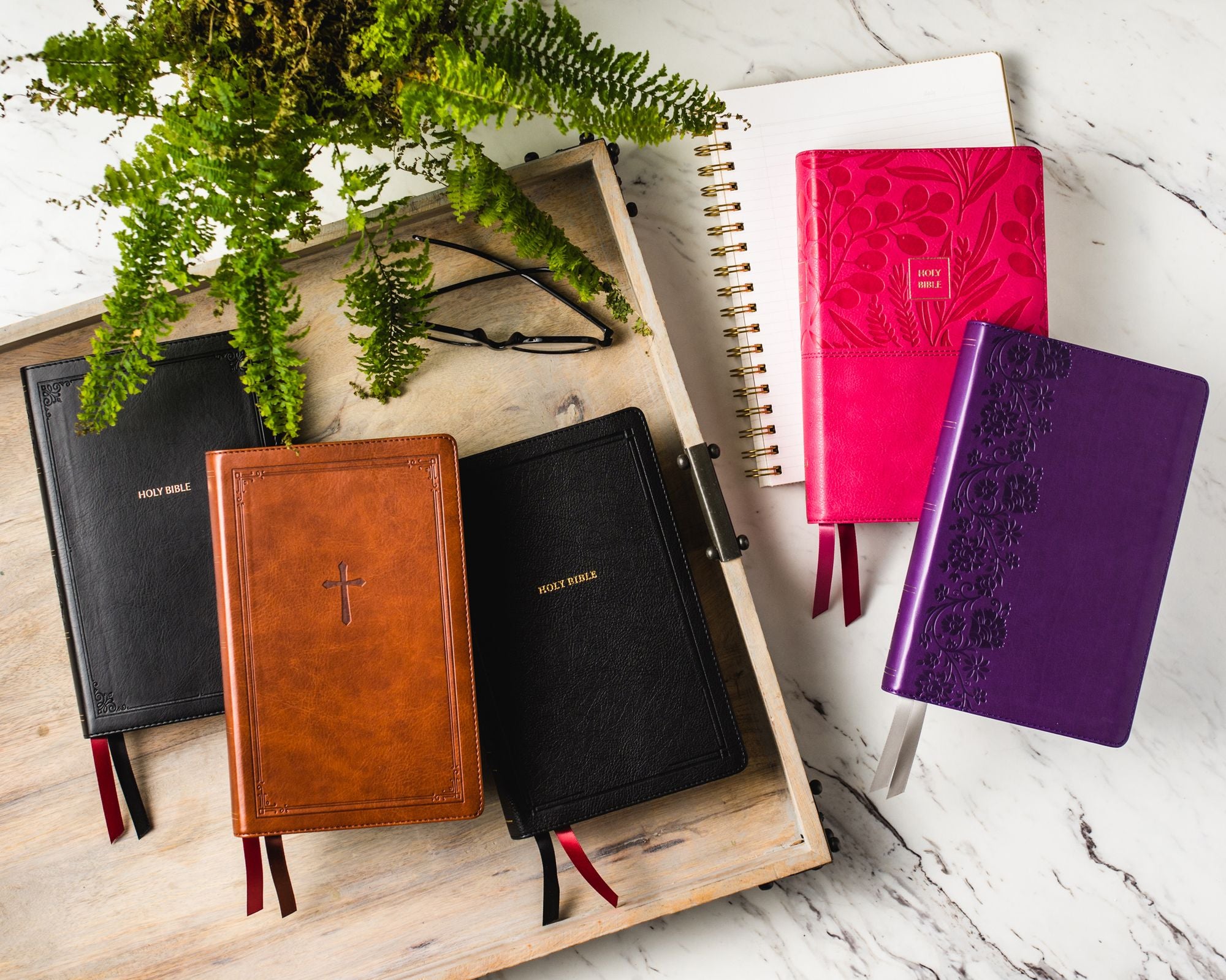 NKJV, End-of-Verse Reference Bible, Personal Size Large Print, Leathersoft, Brown, Red Letter, Comfort Print: Holy Bible, New King James Version - Great for Father's Day