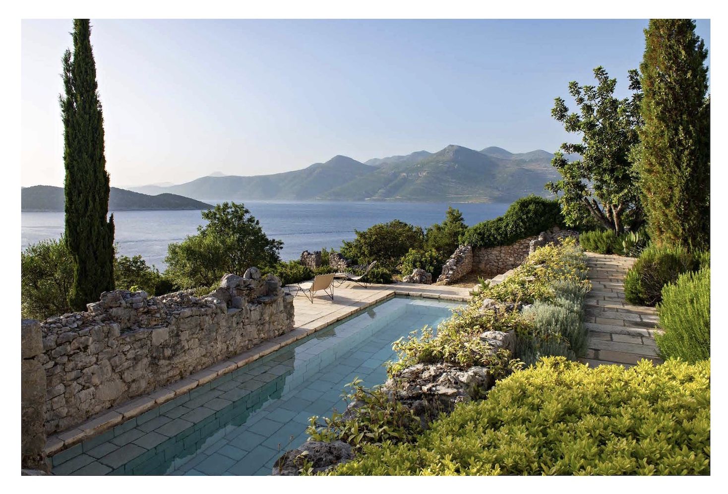 Mediterranean Living: Varied residences immerse readers in the diverse architectural and decorative styles of Southern Europe