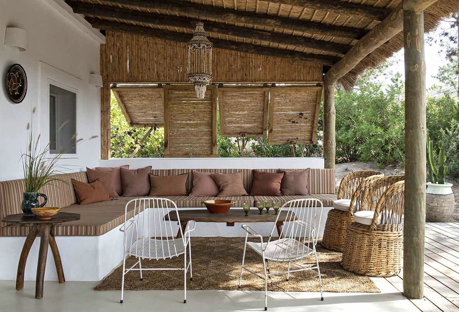 Mediterranean Living: Varied residences immerse readers in the diverse architectural and decorative styles of Southern Europe