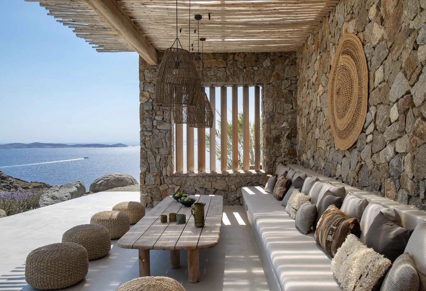 Mediterranean Living: Varied residences immerse readers in the diverse architectural and decorative styles of Southern Europe