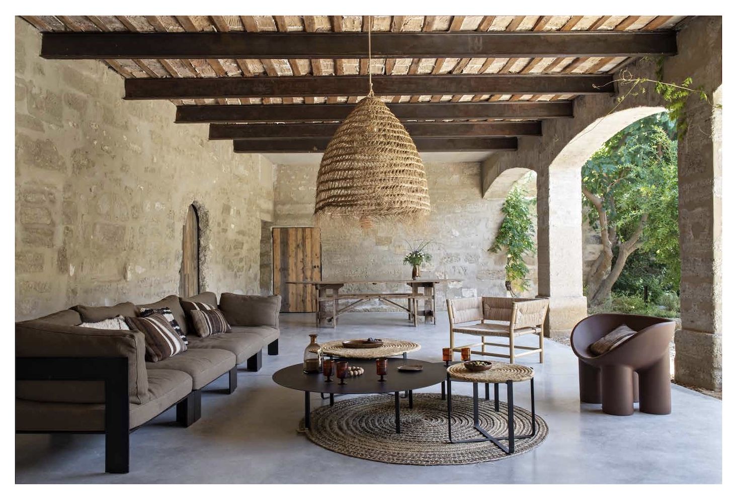 Mediterranean Living: Varied residences immerse readers in the diverse architectural and decorative styles of Southern Europe