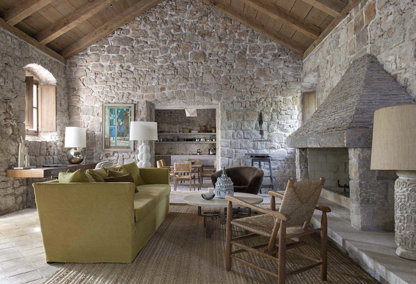 Mediterranean Living: Varied residences immerse readers in the diverse architectural and decorative styles of Southern Europe