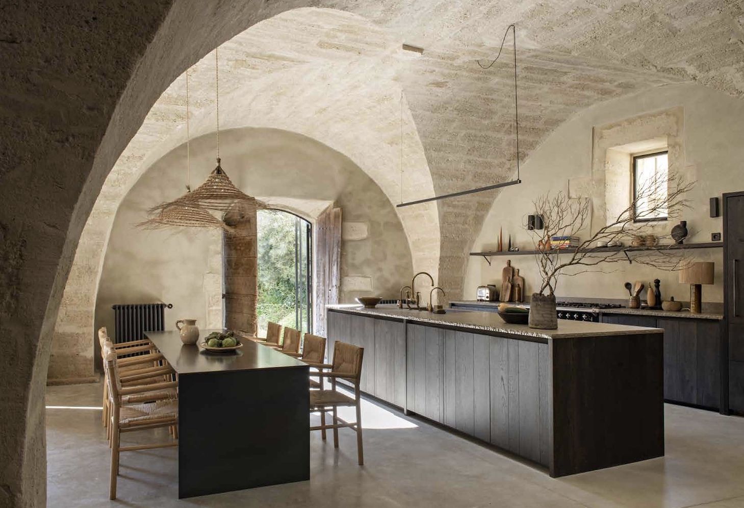 Mediterranean Living: Varied residences immerse readers in the diverse architectural and decorative styles of Southern Europe