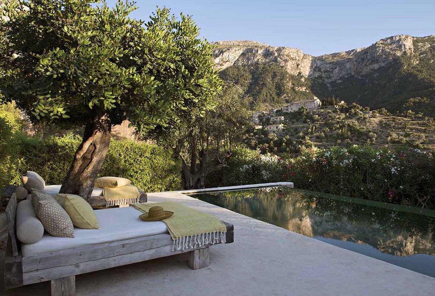 Mediterranean Living: Varied residences immerse readers in the diverse architectural and decorative styles of Southern Europe