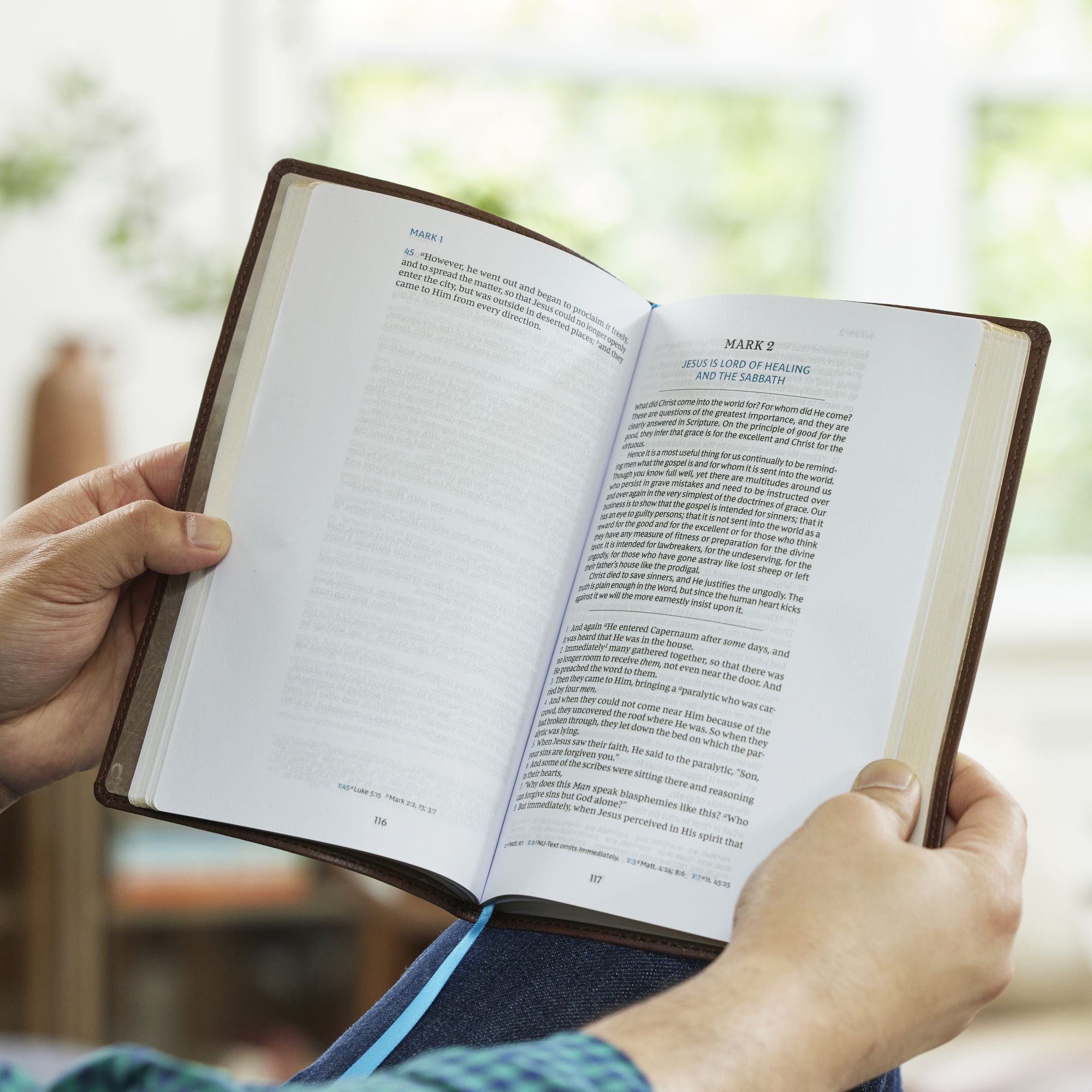Spurgeon and the Gospels: The Gospels with Devotions from Charles Spurgeon (NKJV, Black Leathersoft, Comfort Print)