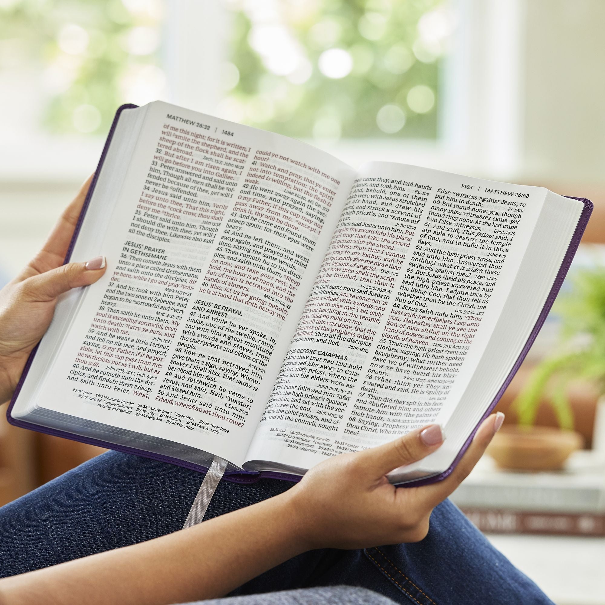 KJV Giant Print End-of-Verse Reference Bible, Black Leathersoft, Red Letter, Comfort Print
