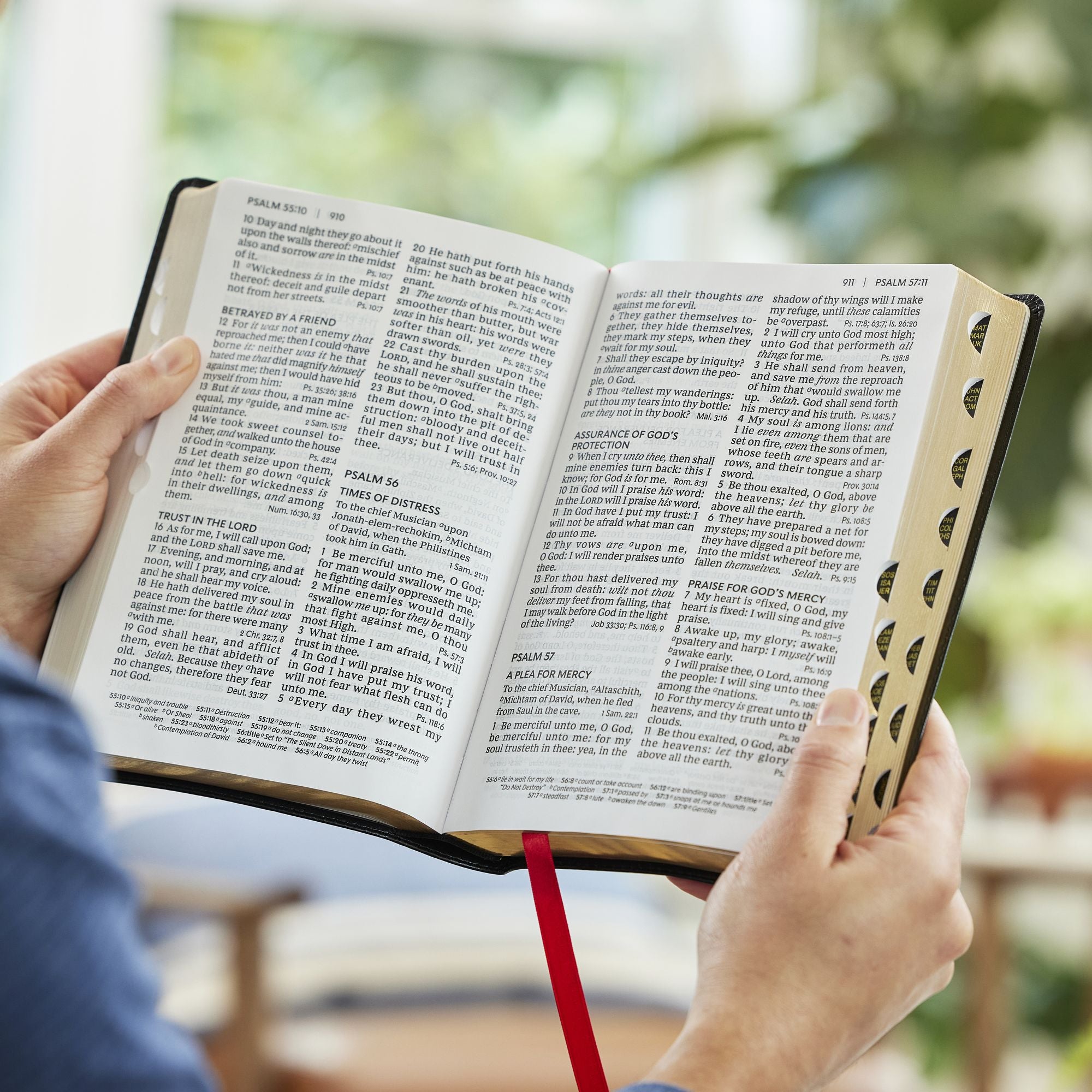 KJV Giant Print End-of-Verse Reference Bible, Black Leathersoft, Red Letter, Comfort Print (Thumb Indexed)