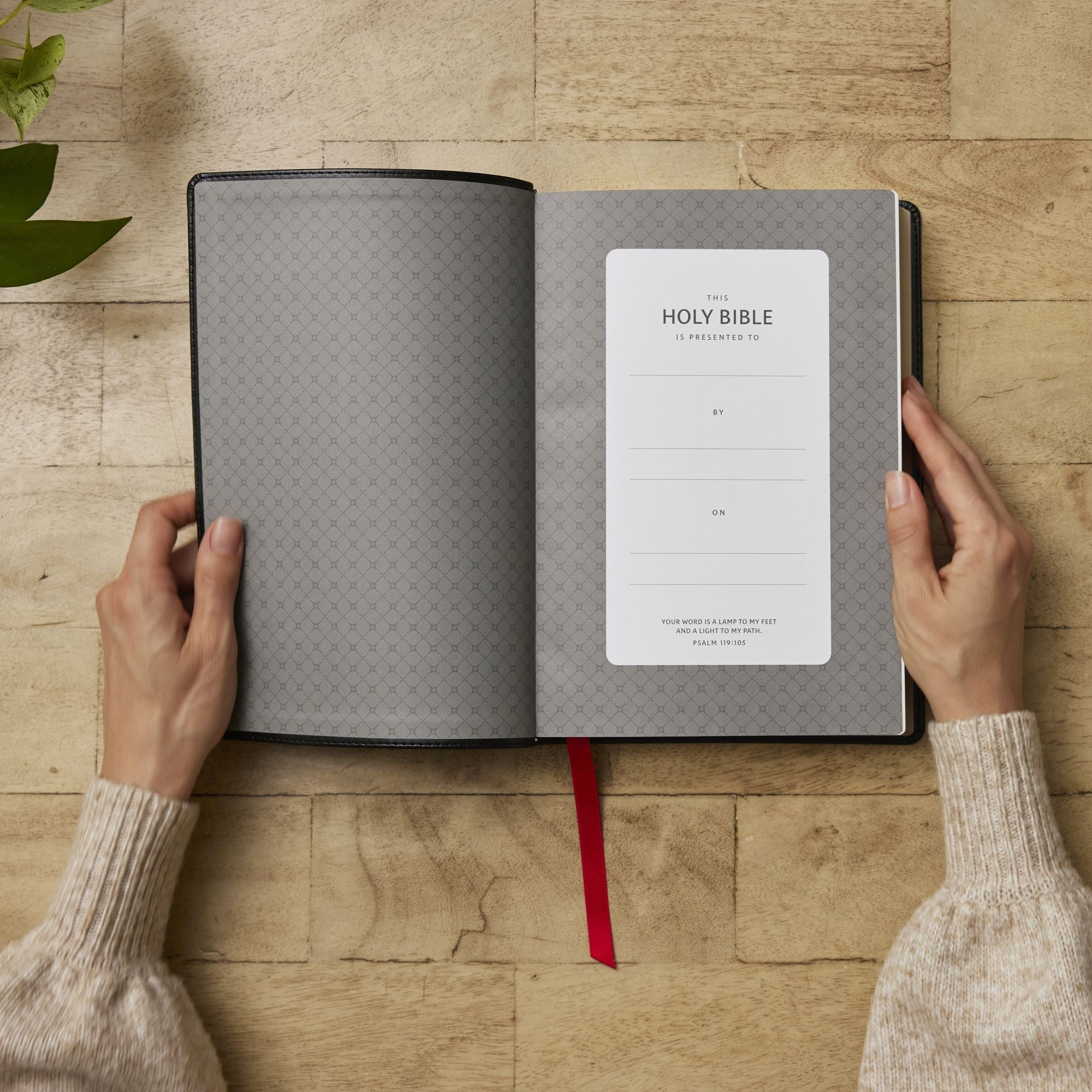 NKJV Giant Print End-of-Verse Reference Bible, Black Leathersoft, Red Letter, Comfort Print: Holy Bible