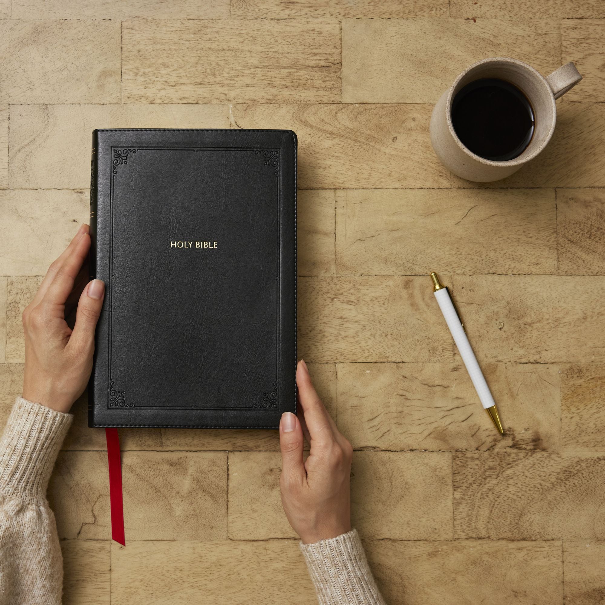 NKJV Giant Print End-of-Verse Reference Bible, Black Leathersoft, Red Letter, Comfort Print: Holy Bible