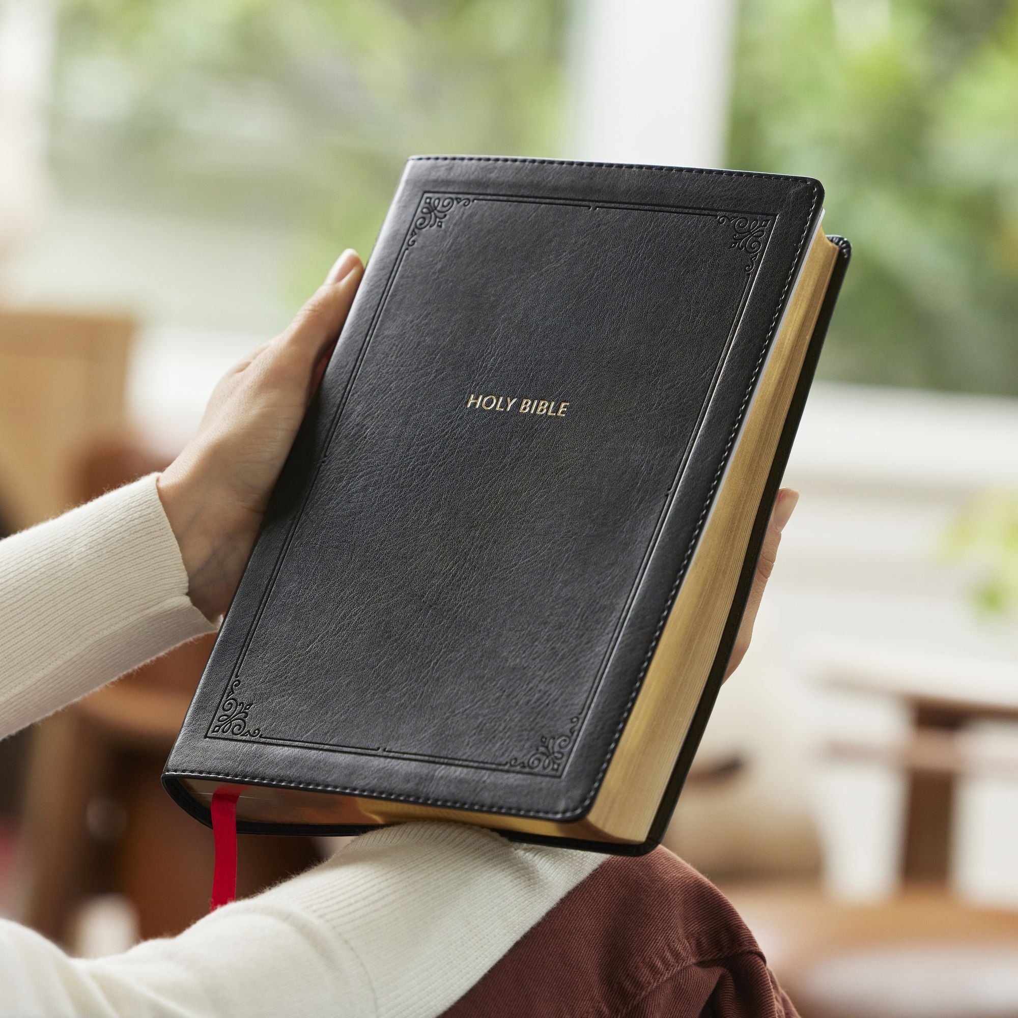 NKJV Giant Print End-of-Verse Reference Bible, Black Leathersoft, Red Letter, Comfort Print: Holy Bible