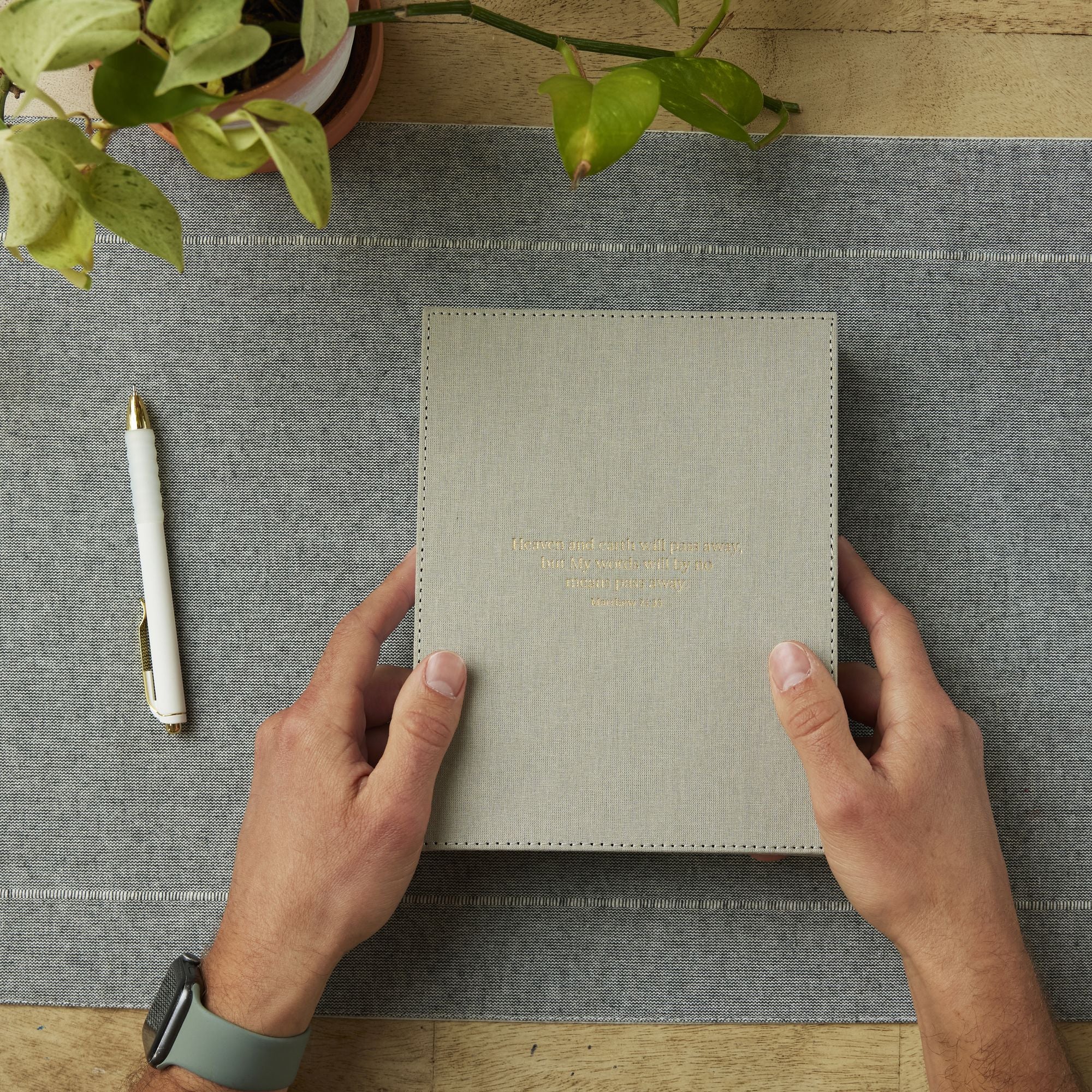 NKJV New Testament, Tracing edition: Engaging the Scripture Word by Word (Gray Cloth over Board)