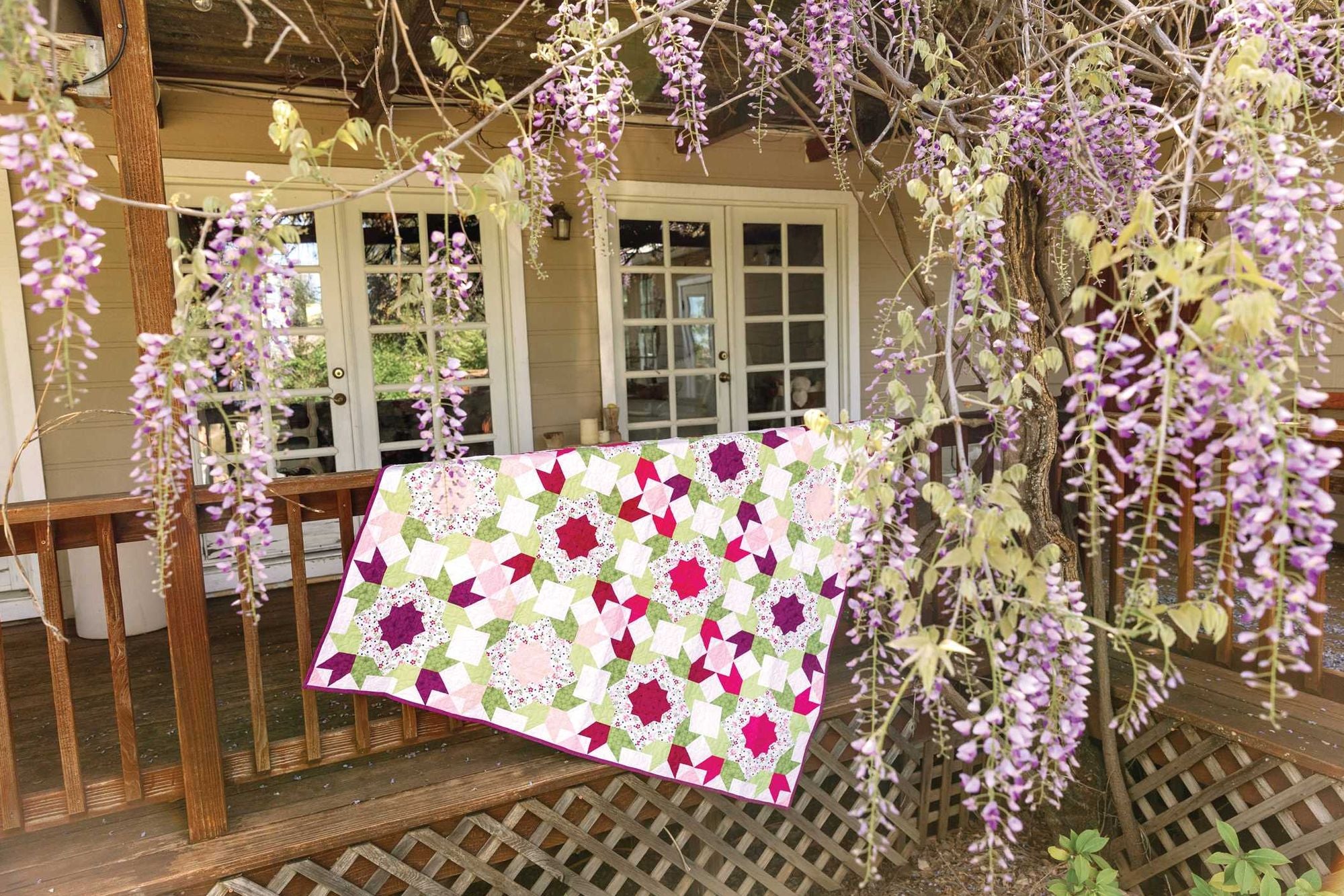 Flower Farm Sampler: 18 Floral Blocks & 7 Fanciful Quilts