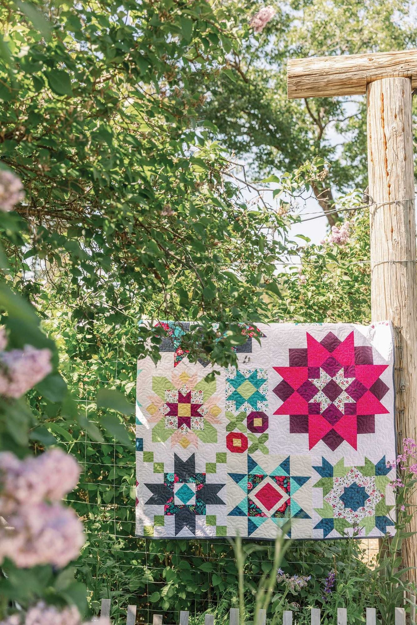 Flower Farm Sampler: 18 Floral Blocks & 7 Fanciful Quilts