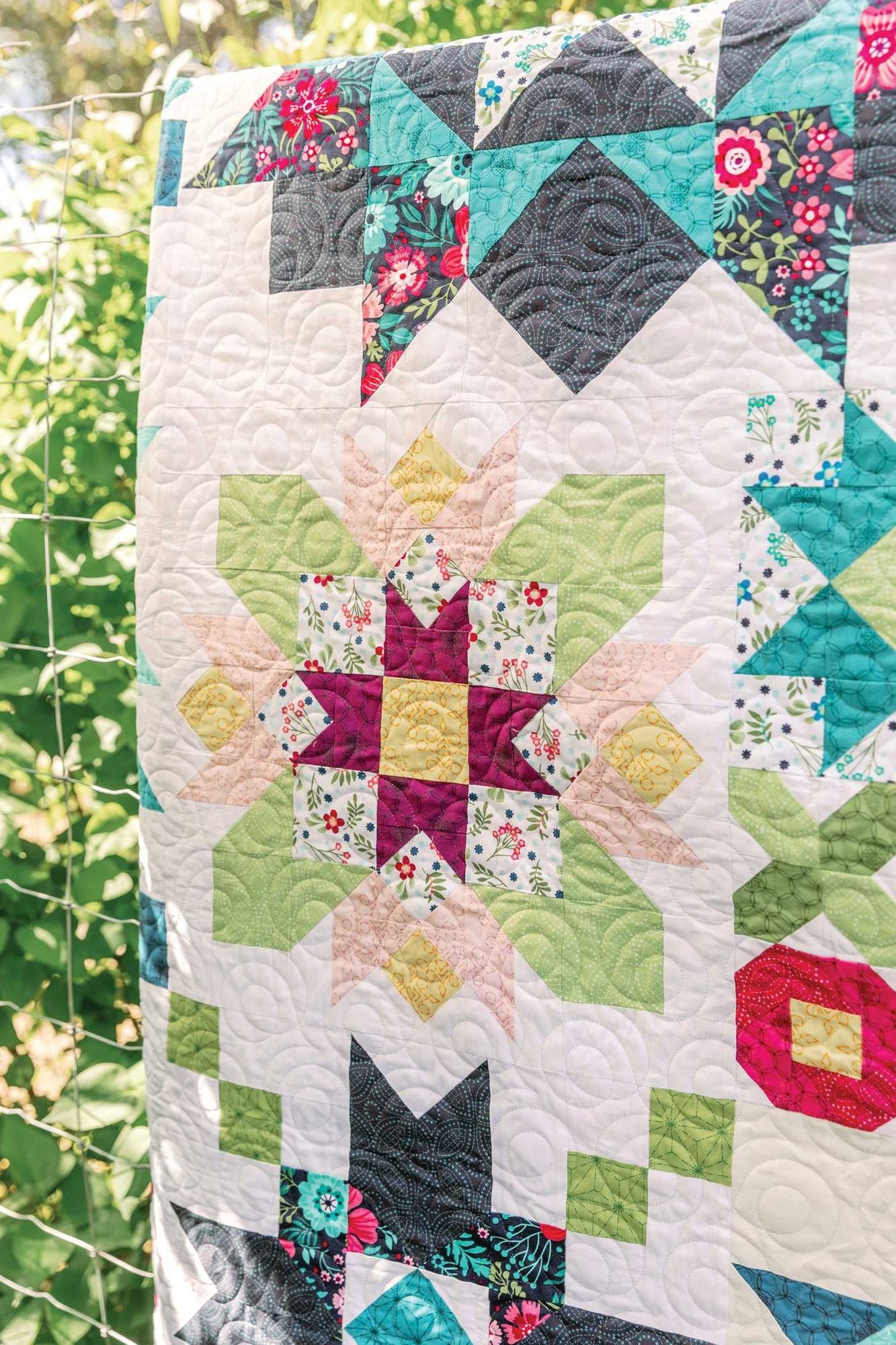 Flower Farm Sampler: 18 Floral Blocks & 7 Fanciful Quilts