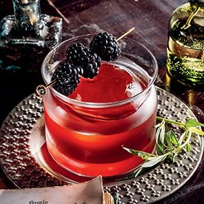 Puncheons and Flagons (Dungeons & Dragons): The Official Dungeons & Dragons Cocktail Book [A Cocktail and Mocktail Recipe Book]