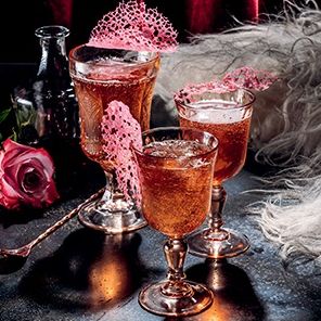 Puncheons and Flagons (Dungeons & Dragons): The Official Dungeons & Dragons Cocktail Book [A Cocktail and Mocktail Recipe Book]