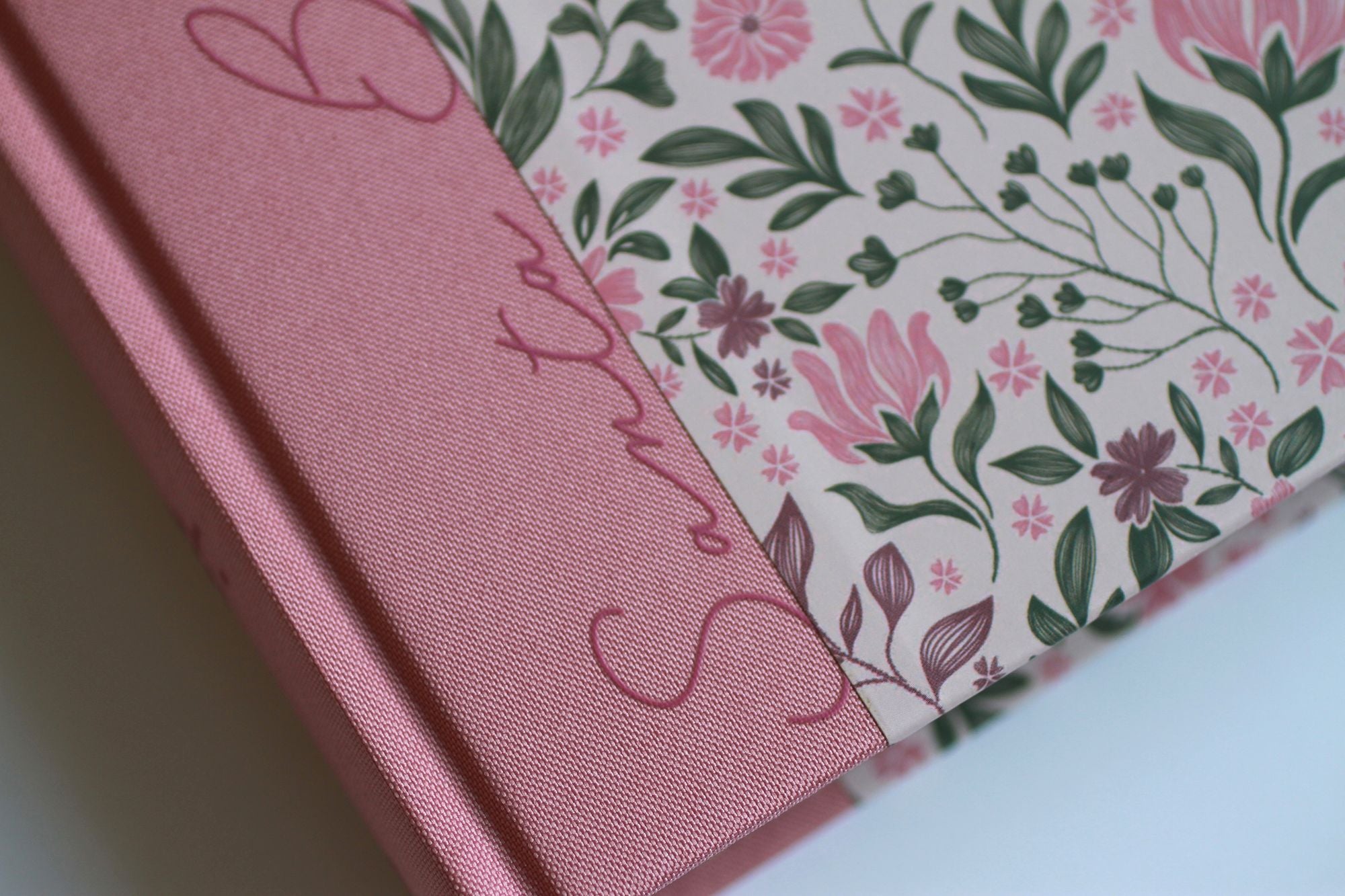 Biblia de Apuntes RVR 1960. Tapa dura, rosada con flores / Spanish Journalling Bible RVR 1960 Hardcover Pink with Flowers